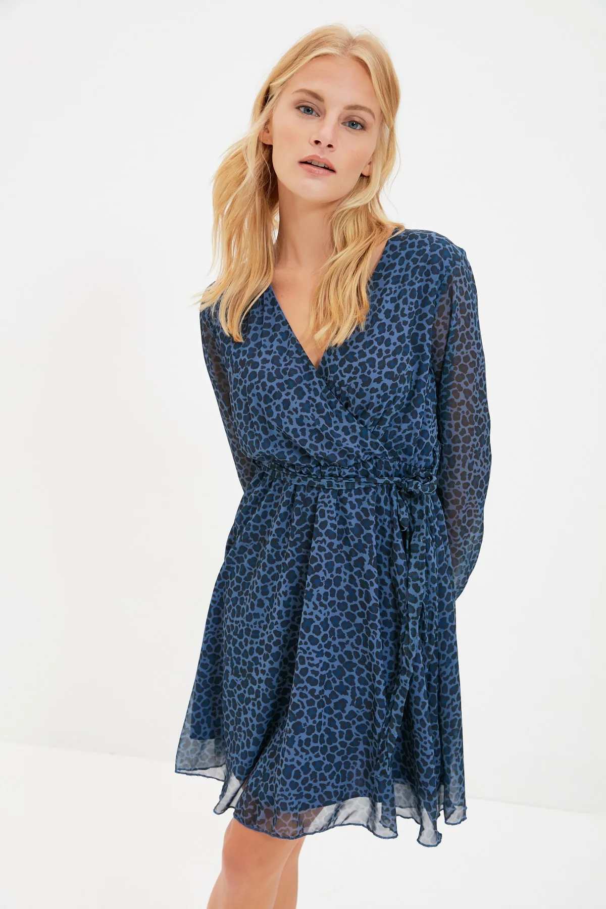 Trendyol Collection  Mehrfarbiges, zweireihiges, gewebtes Minikleid mit Leopardenmuster und Gürtel TWOSS20EL0626