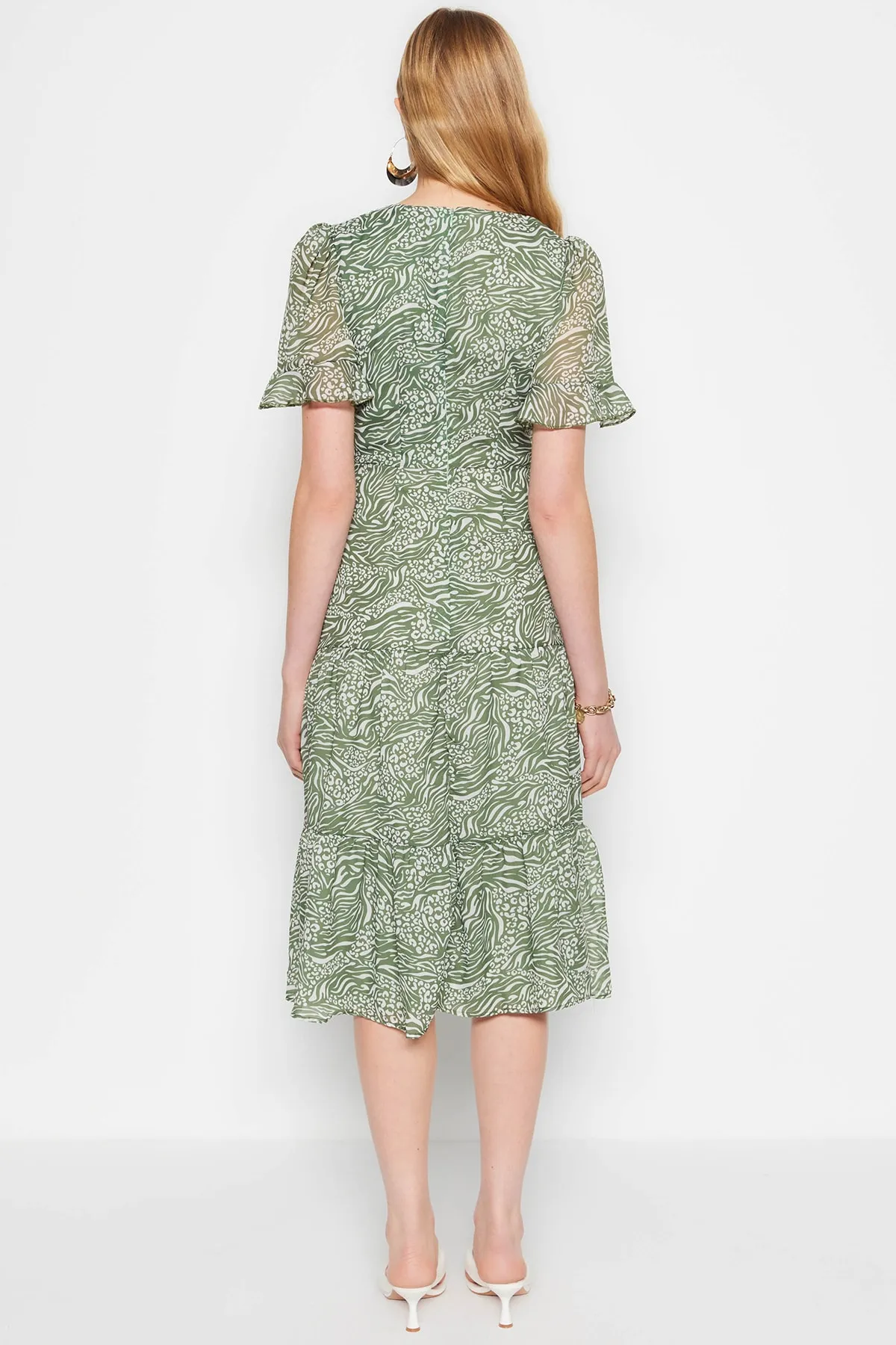 Trendyol Collection  Grünes, gewebtes Kleid in A-Linie/Glockenform mit Tiermuster und Rüschen in Midi-Länge TWOSS23EL00995
