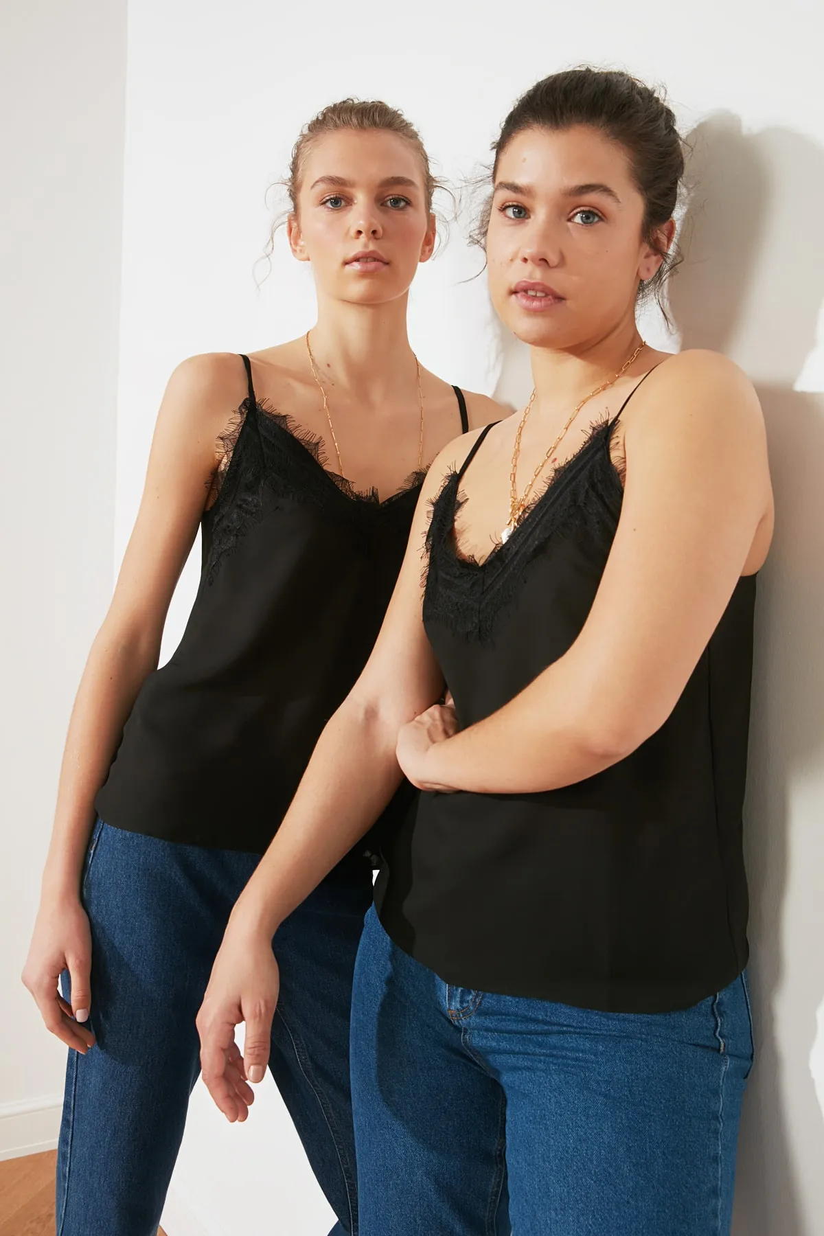 Trendyol Collection  Schwarze, mit Spitze verzierte, gewebte Bluse mit Trägern TWOSS19BB0208