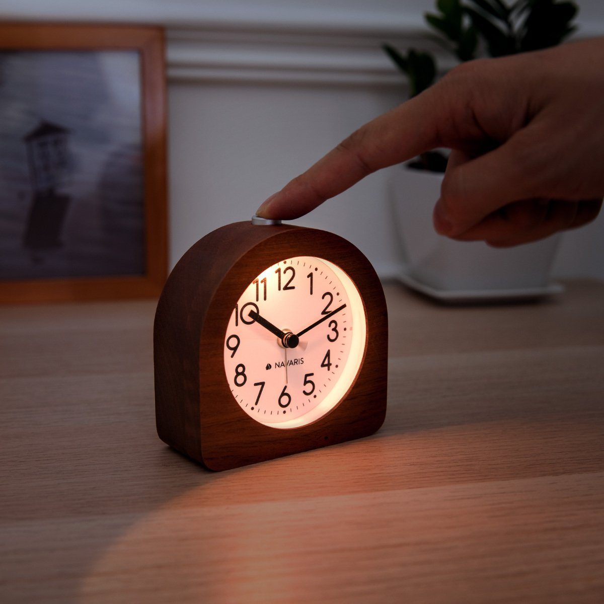 Navaris Reisewecker Retro Wecker aus Holz - Mit Snooze und Alarmlicht, leise