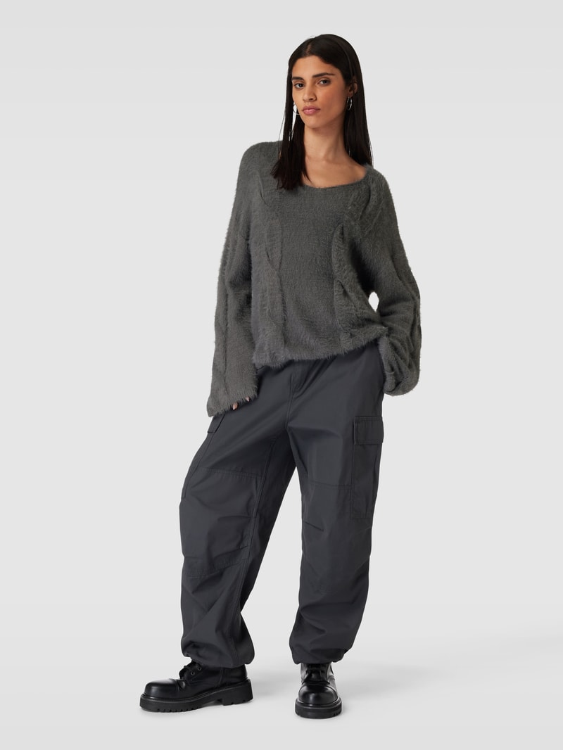 Strickpullover mit Zopfmuster in hellgrau