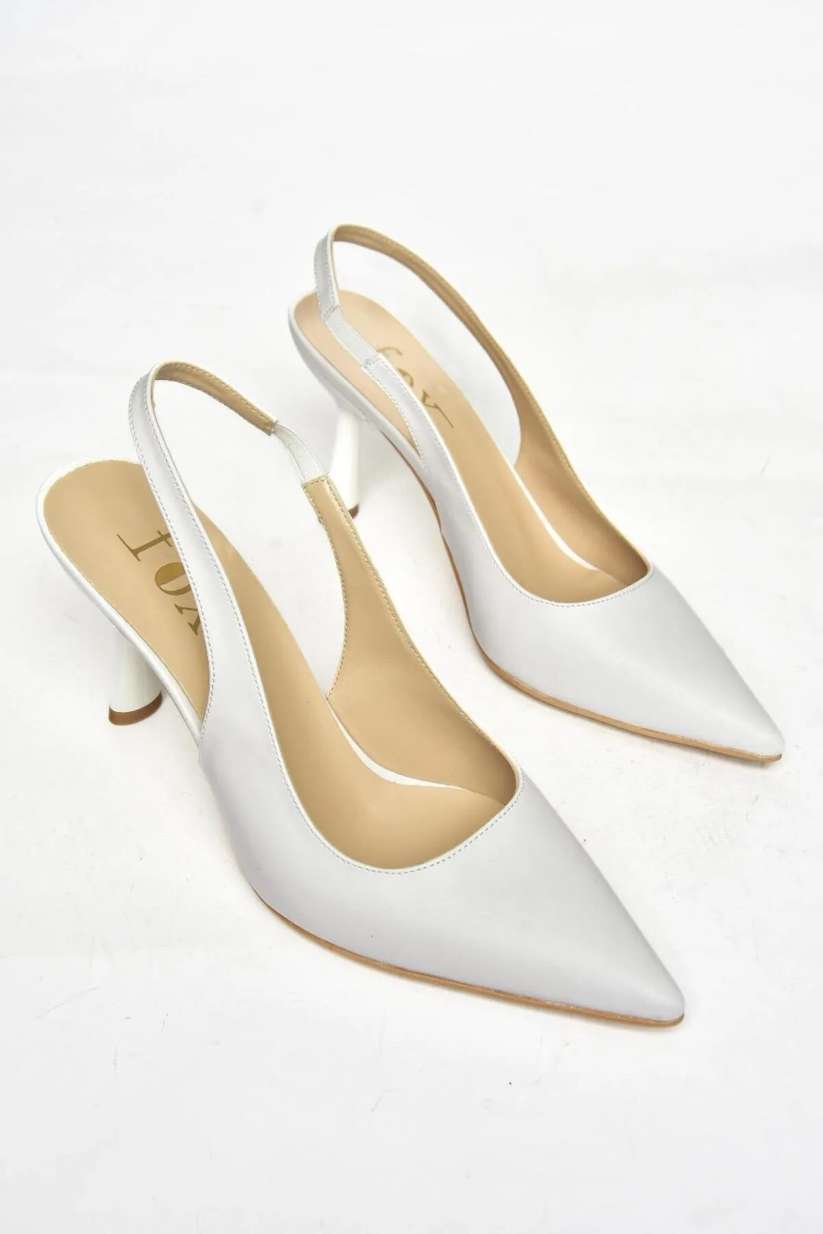 Fox Shoes  S369748209 Weiße Damenschuhe mit dünnem Absatz und spitzer Zehenpartie