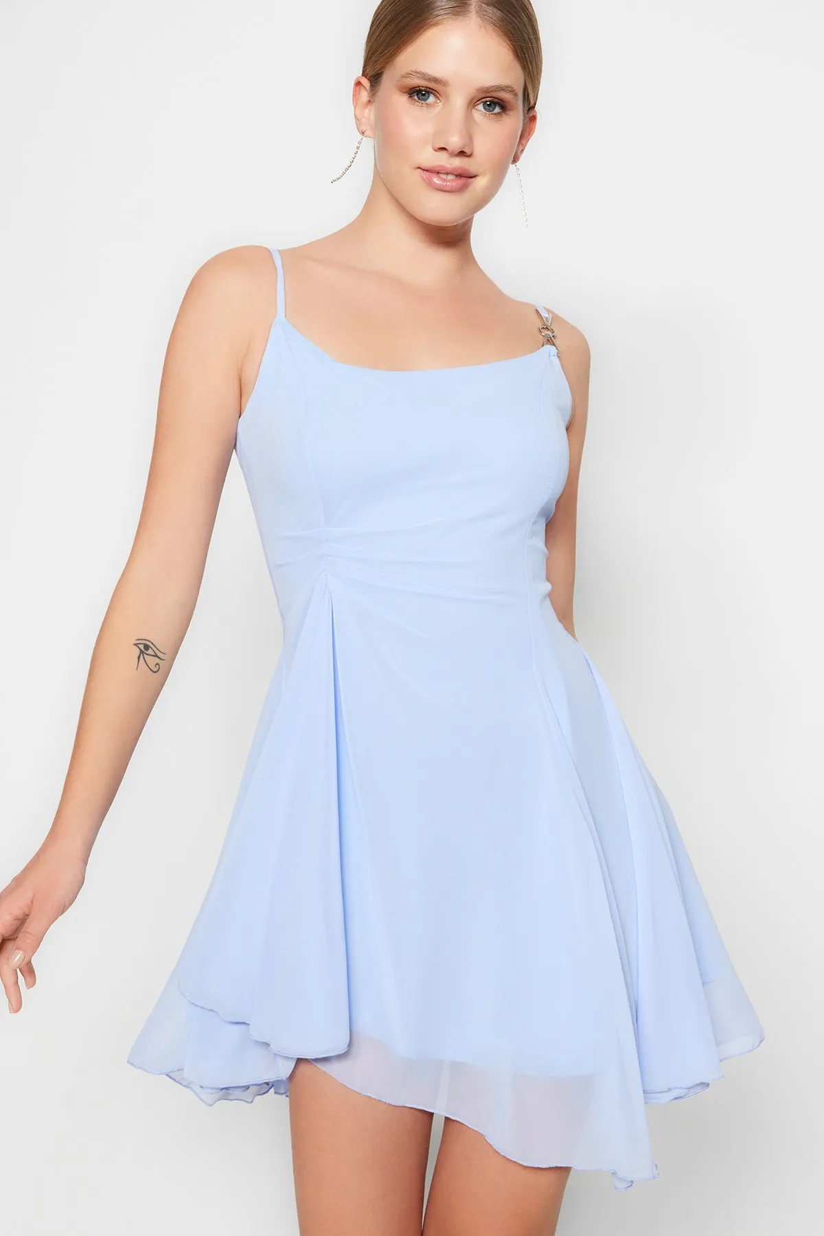 Trendyol Collection  Hellblaues elegantes Abendkleid aus Chiffon mit offener Taille/Skater-Futter TPRSS23EL00033