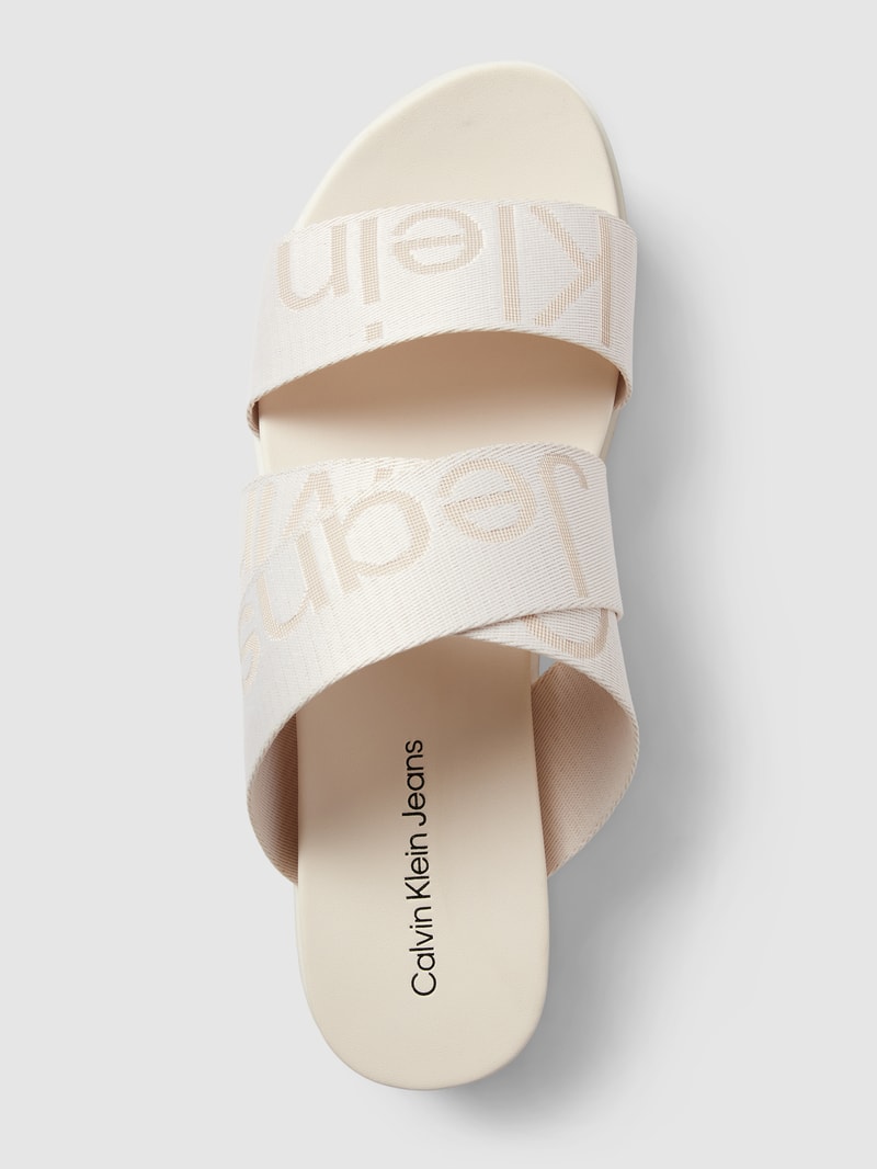 Sandalen mit Plateausohle und Label-Detail in offwhite