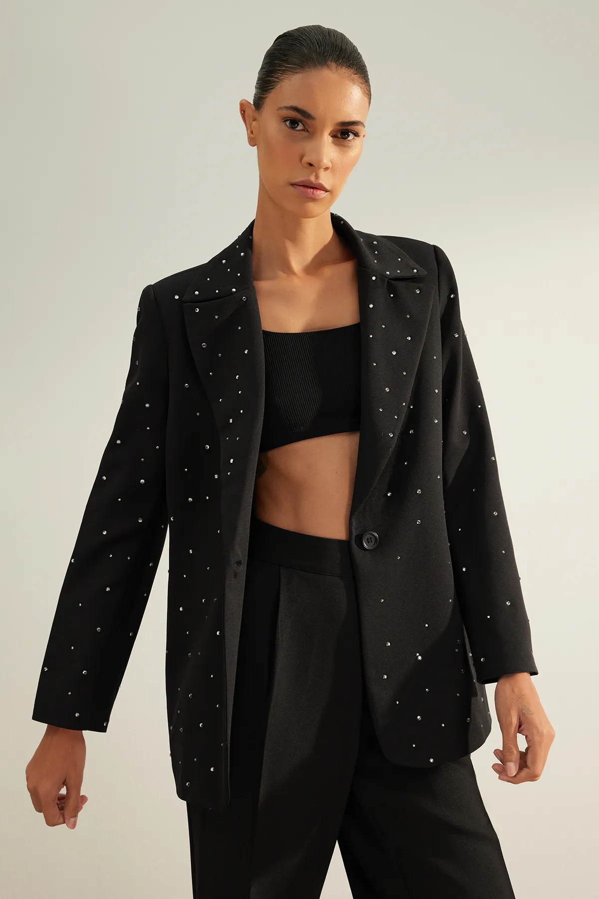 Trendyol Collection  Schwarze, regelmäßig gewebte, gefütterte Blazerjacke mit Steindetails TWOAW24BC00078