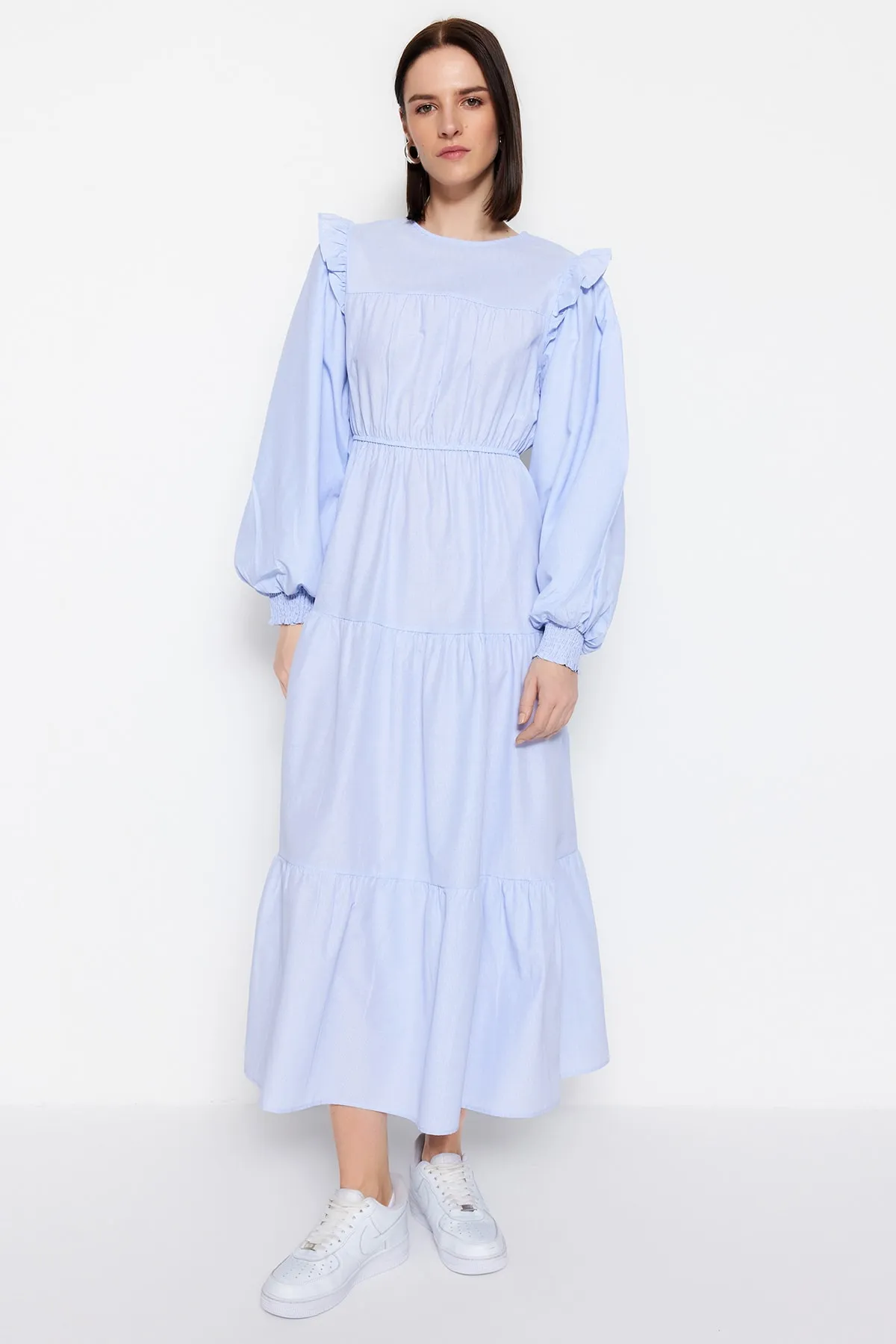 Trendyol Modest  Blaues, gestreiftes, gewebtes Kleid mit Rüschen an den Schultern und Manschetten TCTSS23EB00019