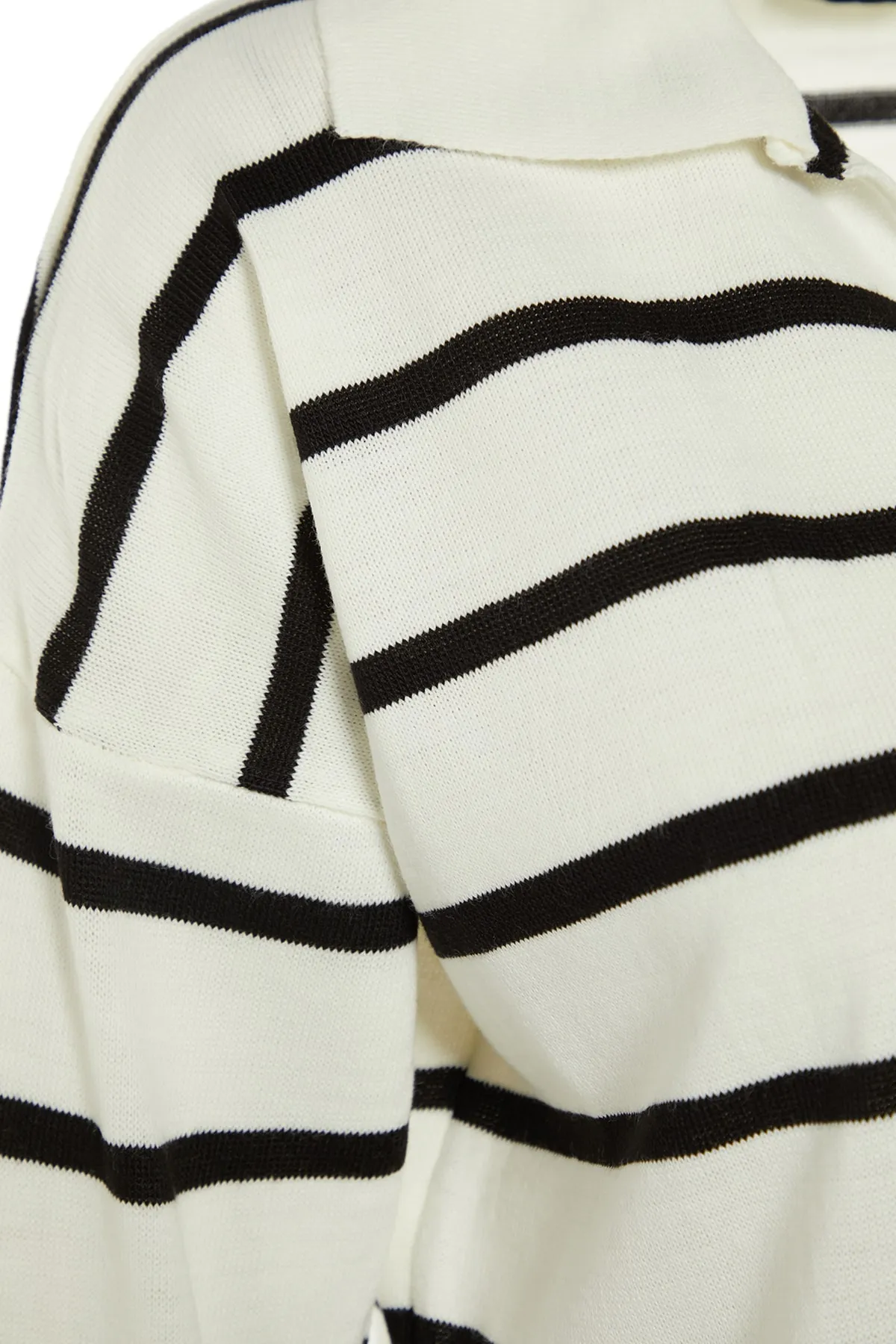 Trendyol Collection  Schwarzer gestreifter Strickpullover mit super weiter Passform TWOAW23KZ01845