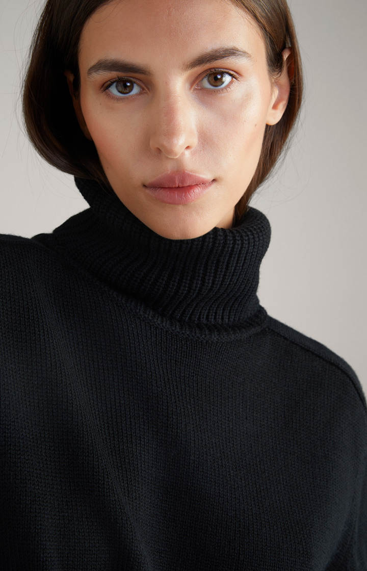 Schurwoll-Mix-Strickpullover in Schwarz