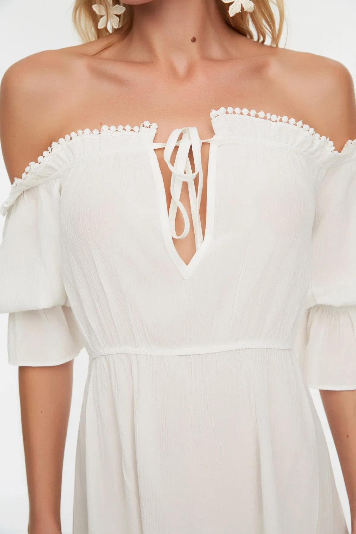 Trendyol Collection  Ecrufarbenes Strandkleid mit Carmenkragen TBESS19BB0101