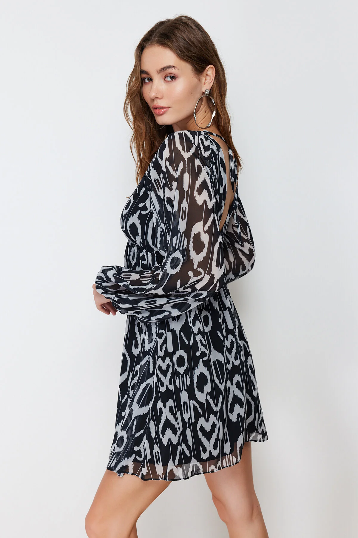 Trendyol Collection  Schwarzes, mit Chiffon gefüttertes, gewebtes Minikleid mit Taillenöffnung TWOSS23EL00519