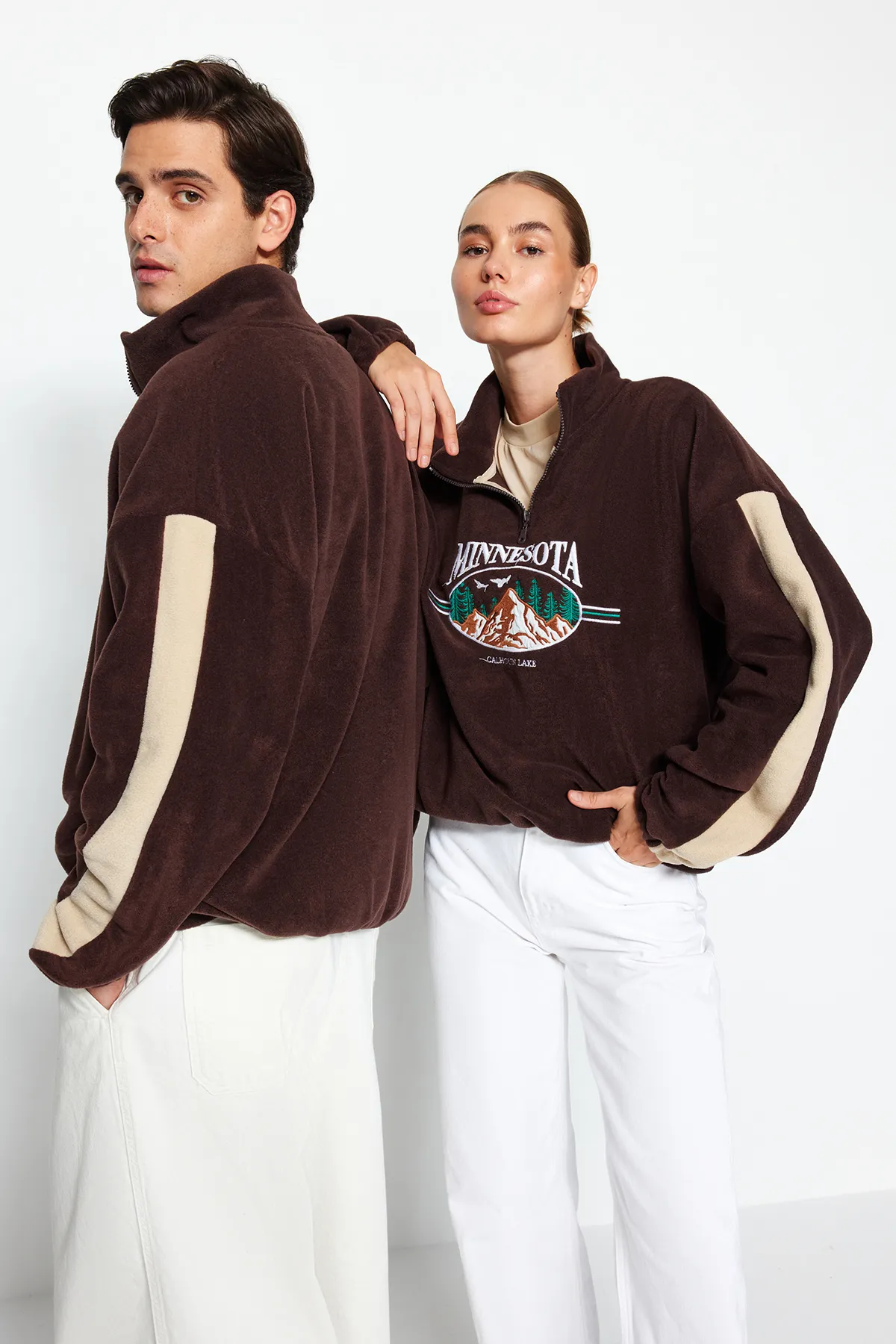 Trendyol Collection  Braunes Unisex-Sweatshirt aus Fleece mit City-Stickerei in Übergröße/weitem Schnitt und Stehkragen TMNAW24SW00034