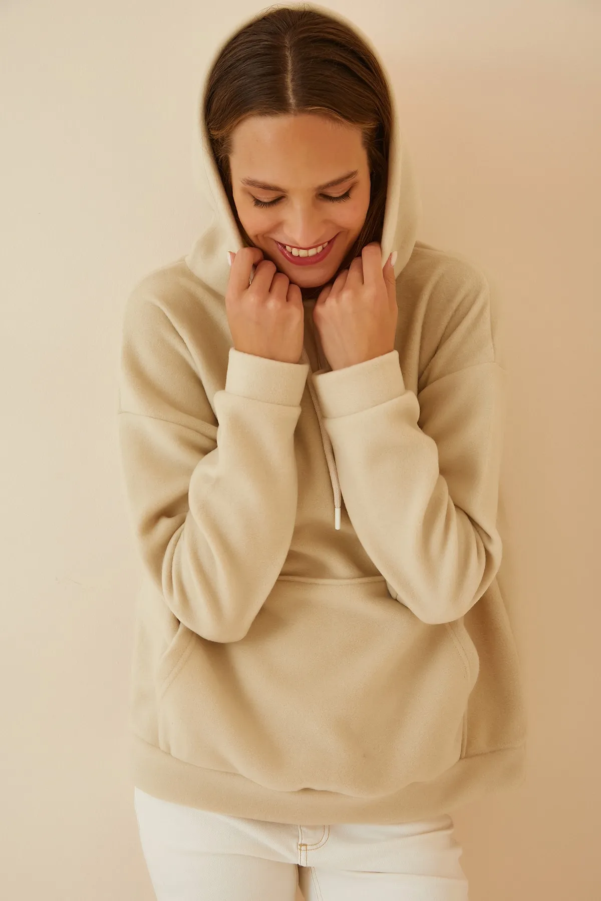 Happiness İstanbul  Cremefarbenes Winter-Fleece-Sweatshirt mit Kapuze für Damen ZV00047