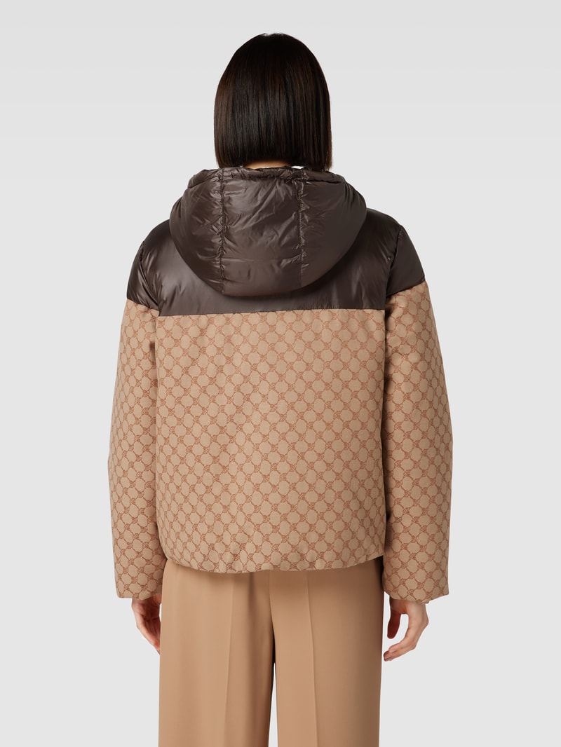 Steppjacke mit seitlichen Pattentaschen in camel