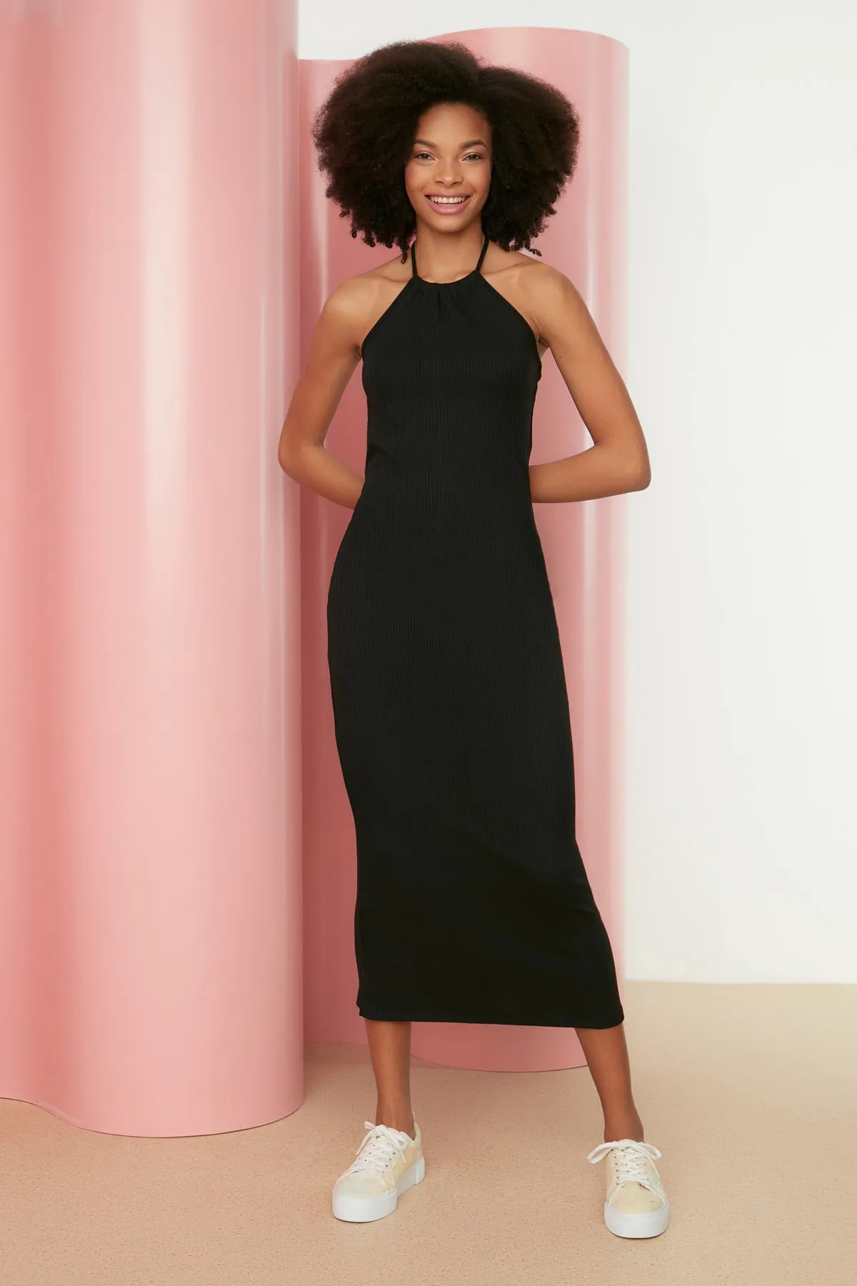 Trendyol Collection  Schwarzes Neckholder-Bleistiftkleid aus dehnbarem, geripptem Midi-Strick TWOSS22EL1220