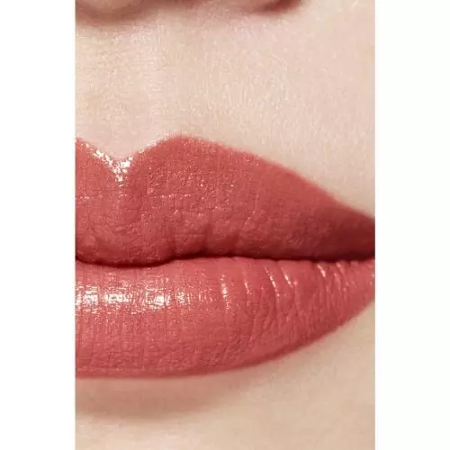 ROUGE ALLURE L'EXTRAIT High-intensity red. an extract of light and care