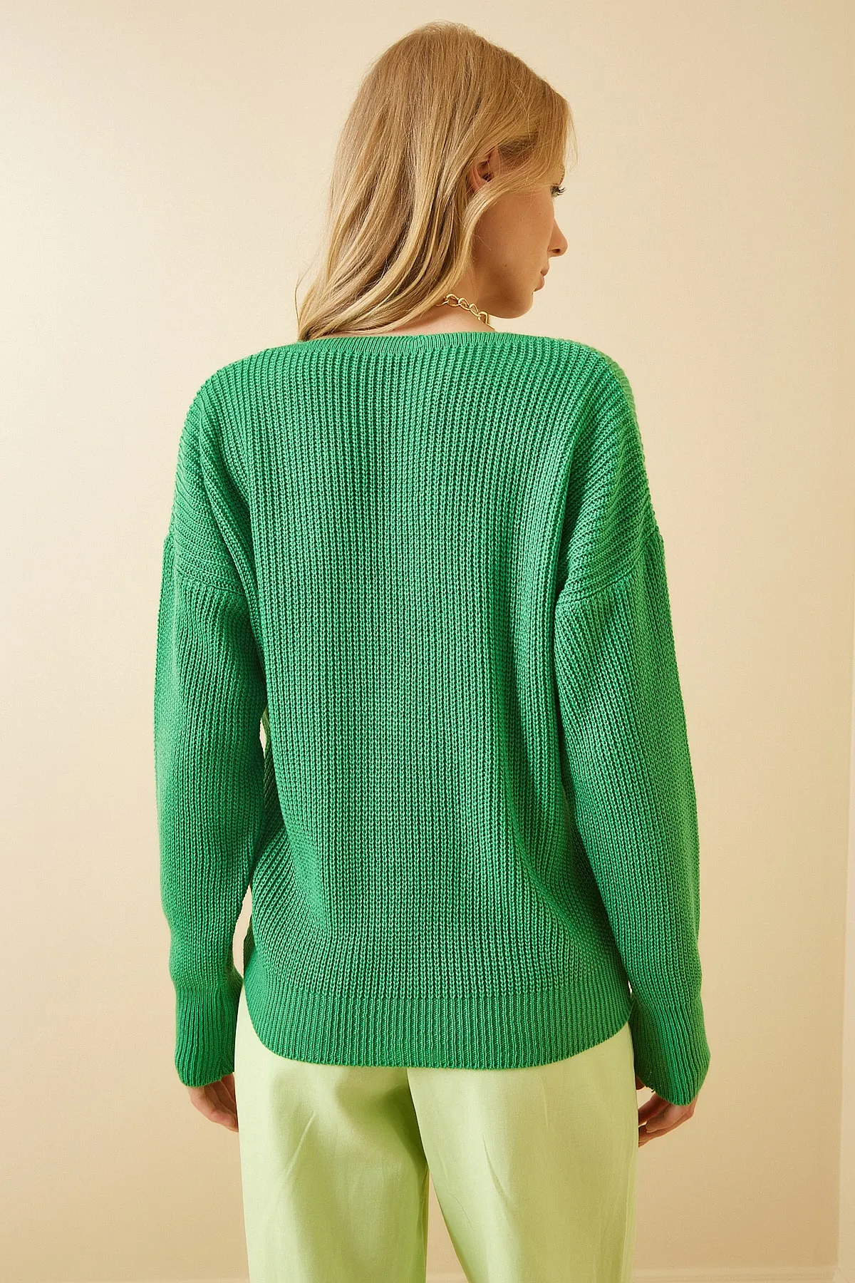 Happiness İstanbul  Dunkelgrüne Strickjacke mit V-Ausschnitt und Knöpfen für Damen ZA00025