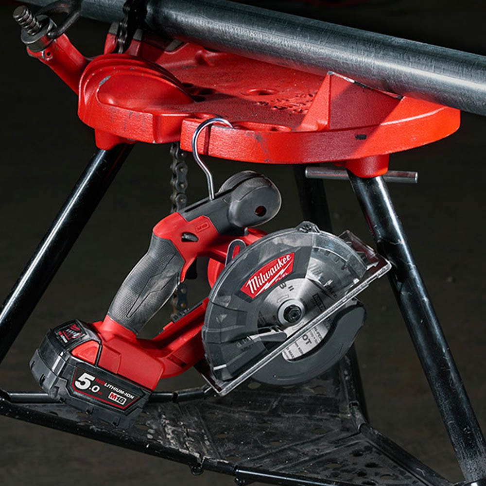 Serra circular Milwaukee 18V 135mm sem escovas, movida a combustível, modelo M18FMCS-0