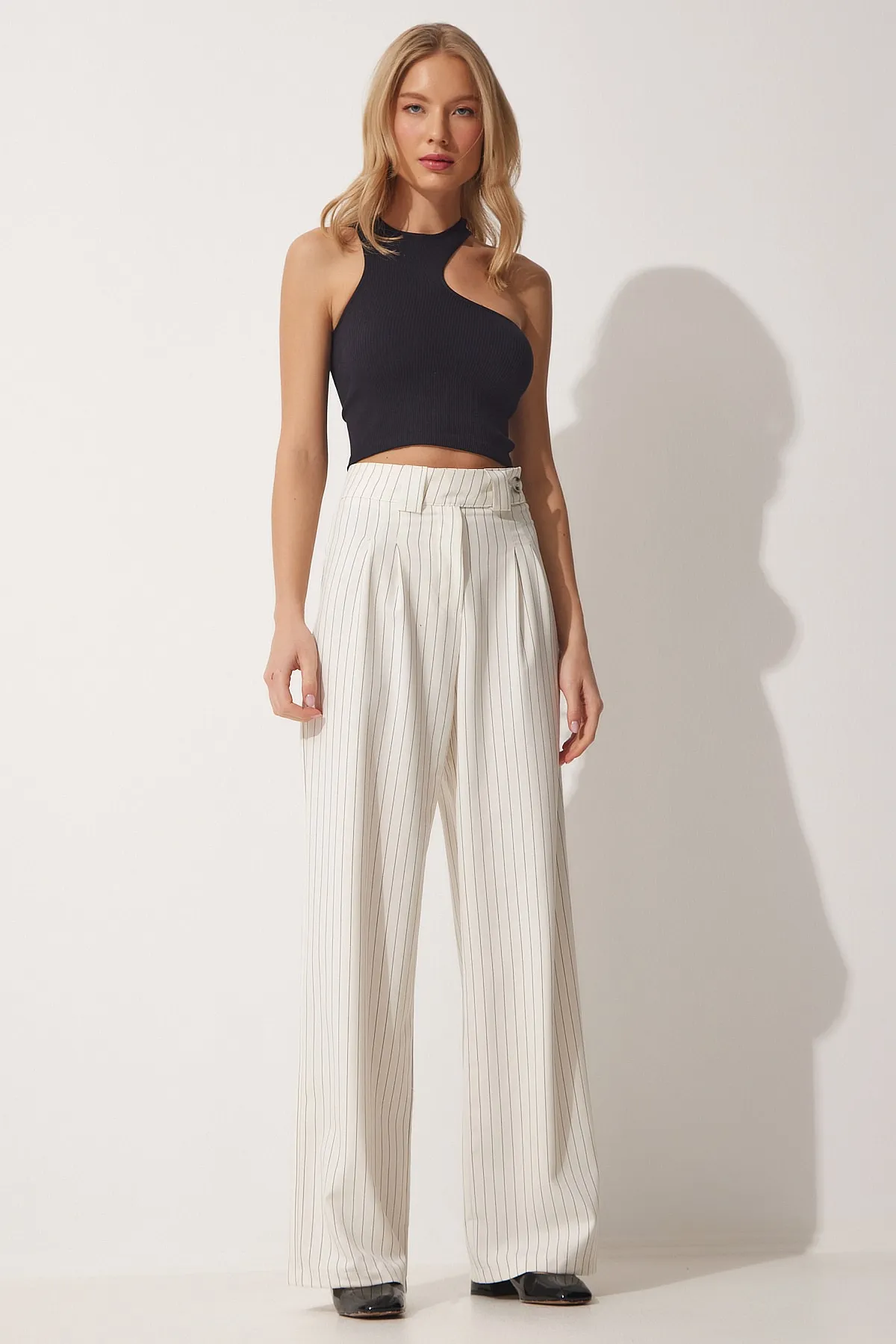 Happiness İstanbul  Hellcremefarbene, plissierte Hose mit weitem Bein für Damen GK00008
