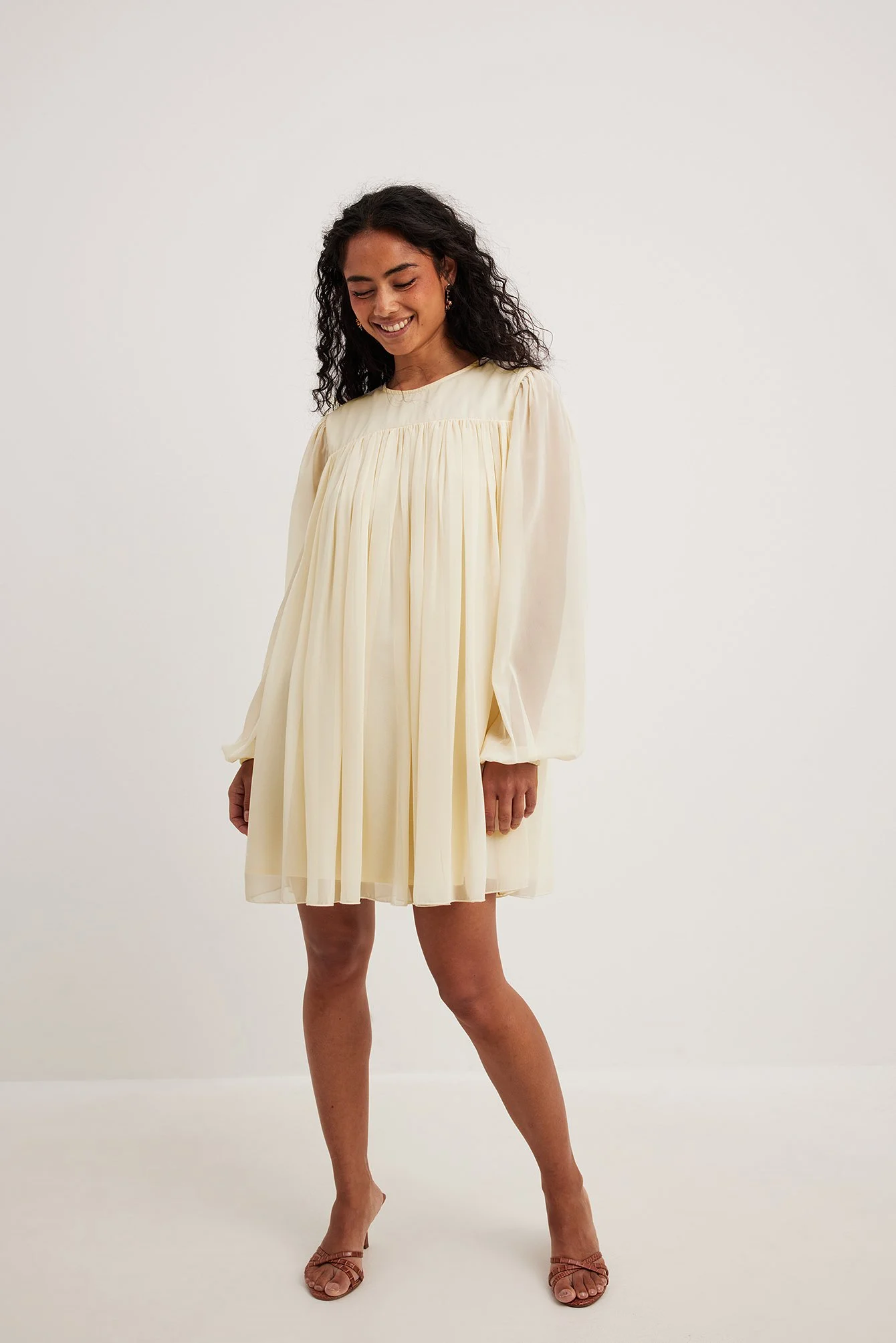 Fließendes Chiffon-Minikleid mit Raffungen