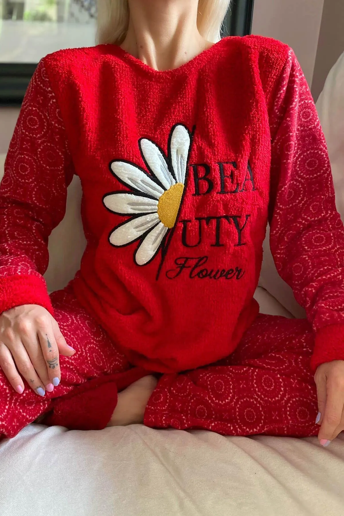 Pijamaevi  Plüsch-Pyjama-Set für Damen mit rotem Gänseblümchenmuster