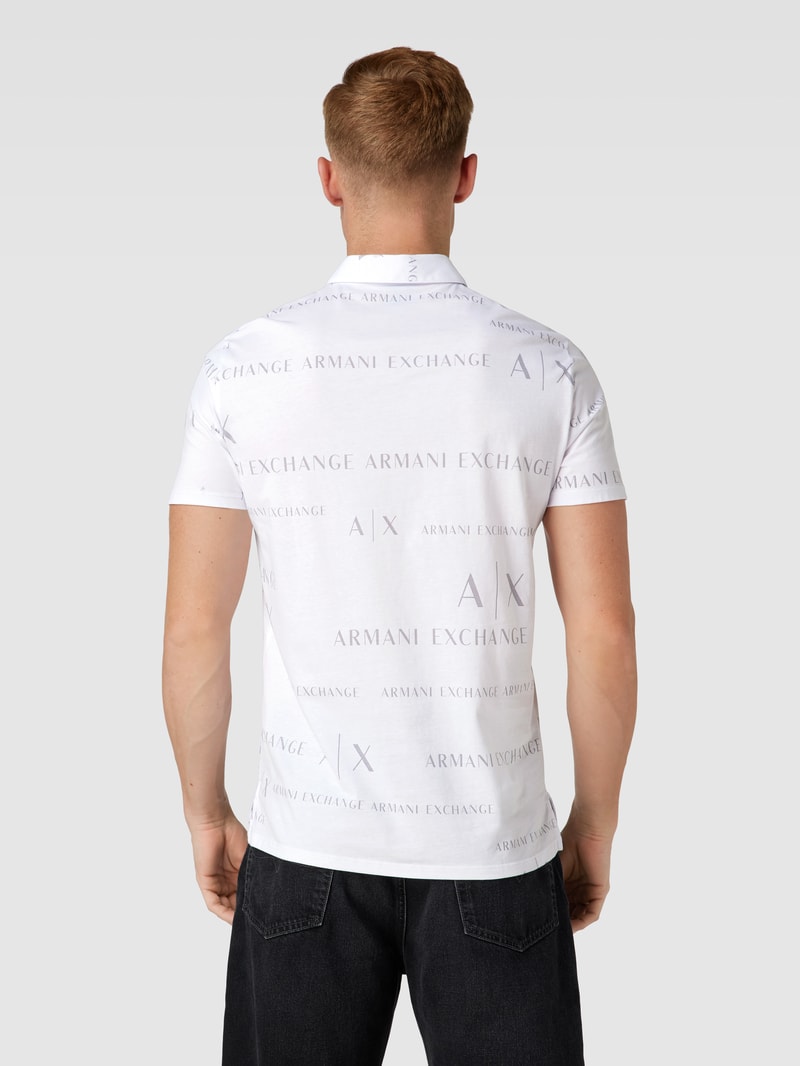 Poloshirt mit Allover-Label-Muster in weiß