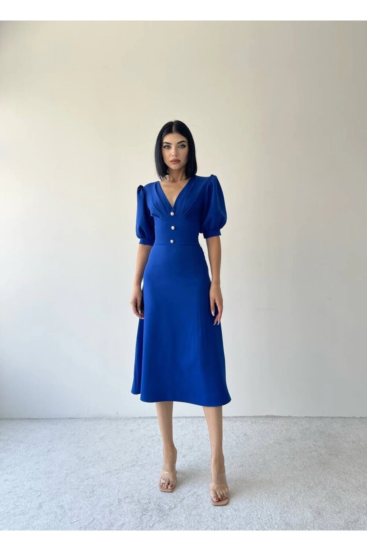 SONREİR  KLEID IN MIDI-LÄNGE MIT BALLONÄRMELN, KNOPFDETAILS VORNE