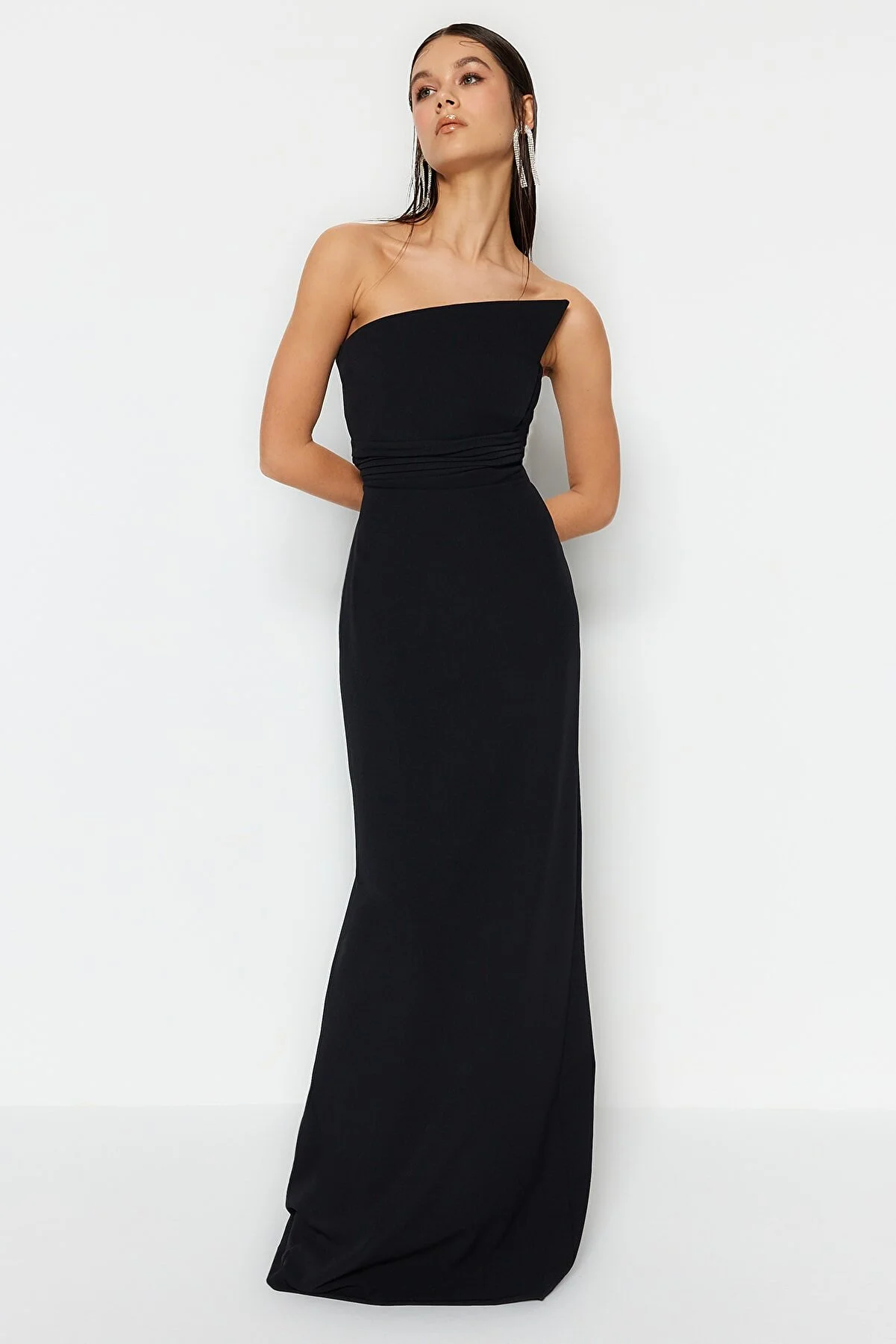 Trendyol Collection  Schwarzes langes Abendkleid mit One-Shoulder-Detail TPRSS23AE00228