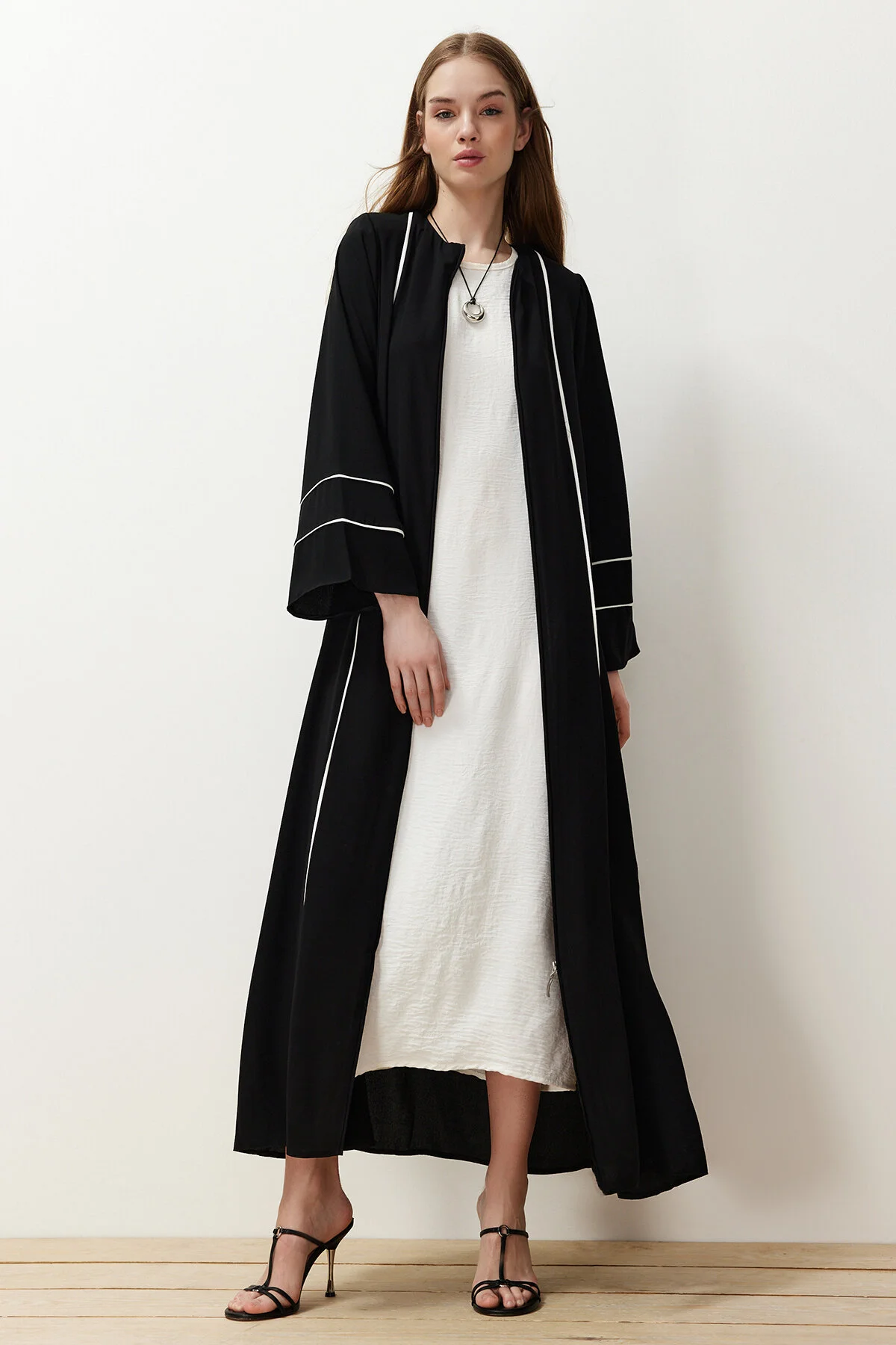 Trendyol Modest  Schwarze gewebte Kappe mit Paspelierung und Ferace TCTSS24KF00024