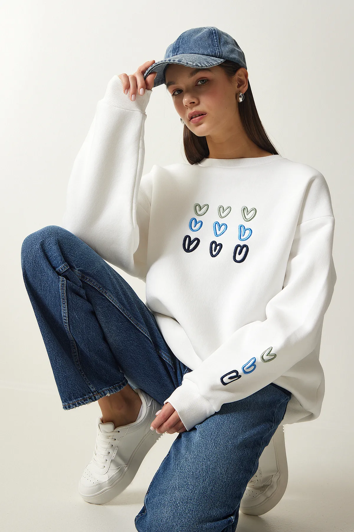 Happiness İstanbul  Weißes Damen-Sweatshirt mit Herz-Stickerei in Roségold OW00004