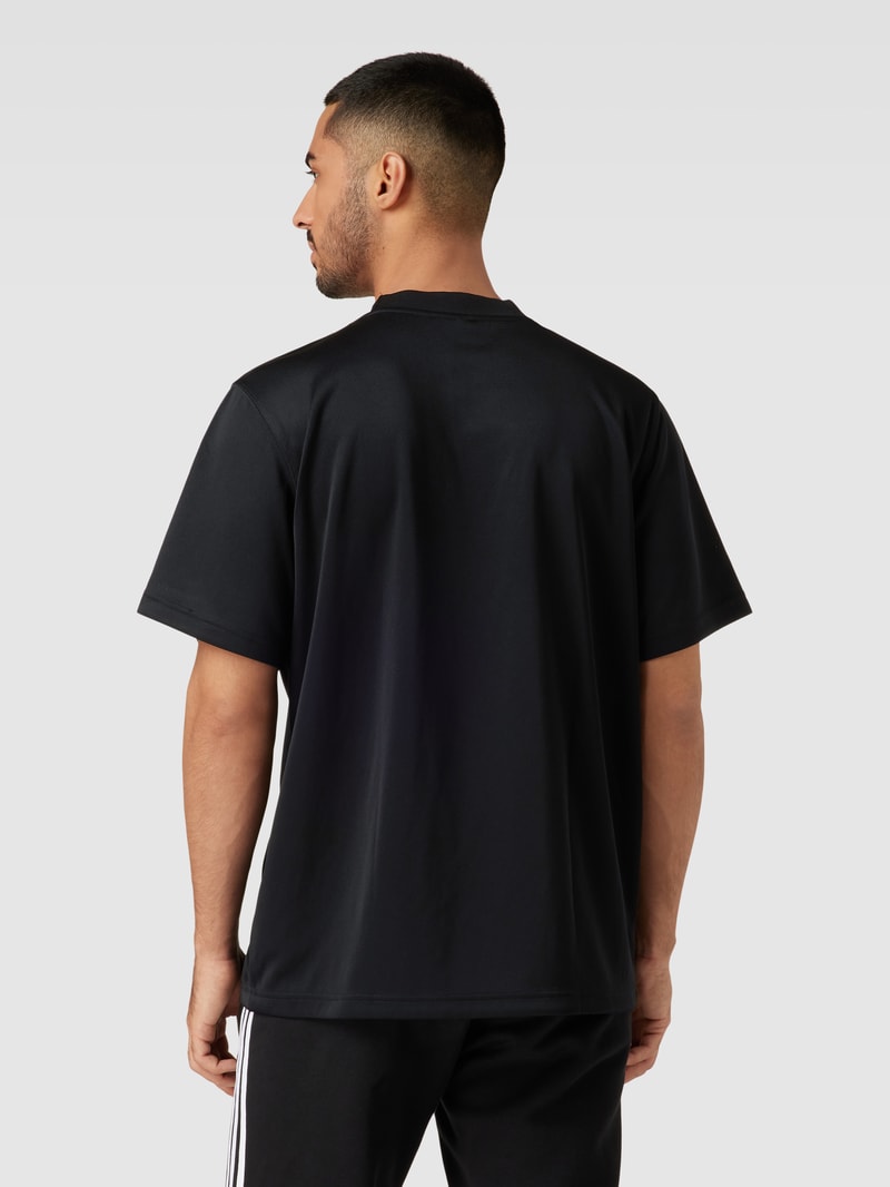 T-Shirt mit Label-Stitching in schwarz