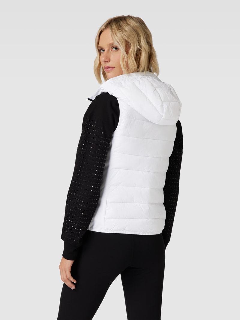 Steppweste mit Label-Patch Modell 'WET CIRE' in weiß