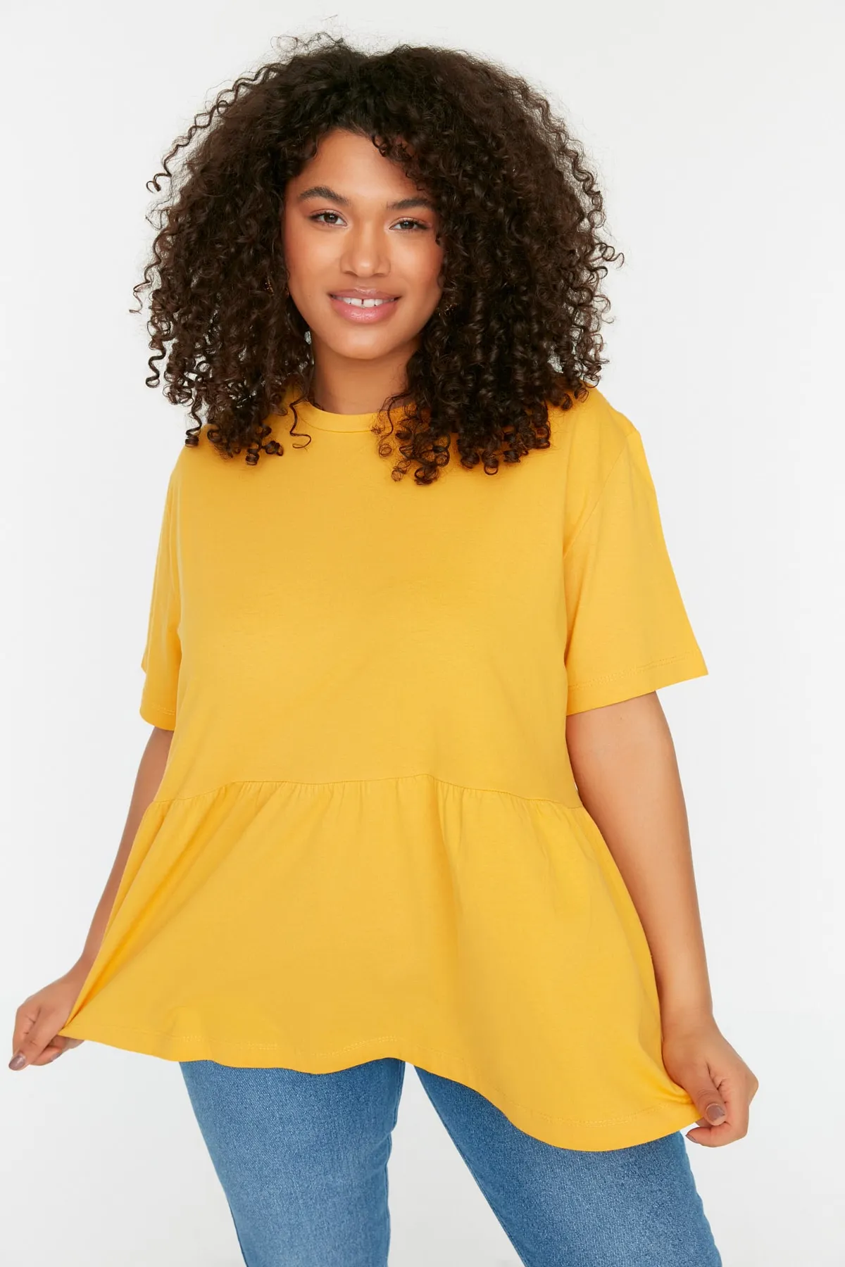 Trendyol Curve  Gelbes Strick-T-Shirt mit Rundhalsausschnitt TBSSS22TS2094