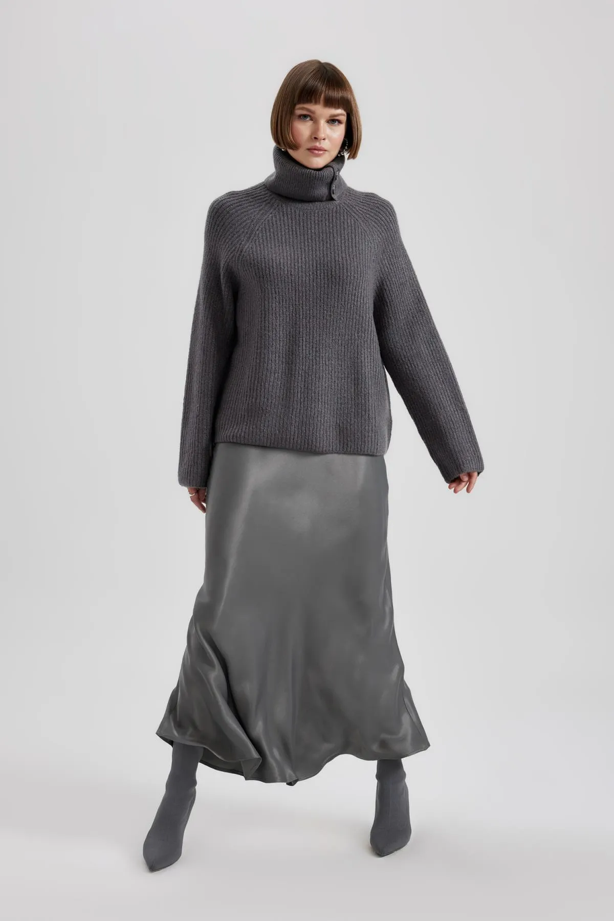 DeFacto  A-Linien-Midirock aus Satin mit normaler Taille B1867ax23au