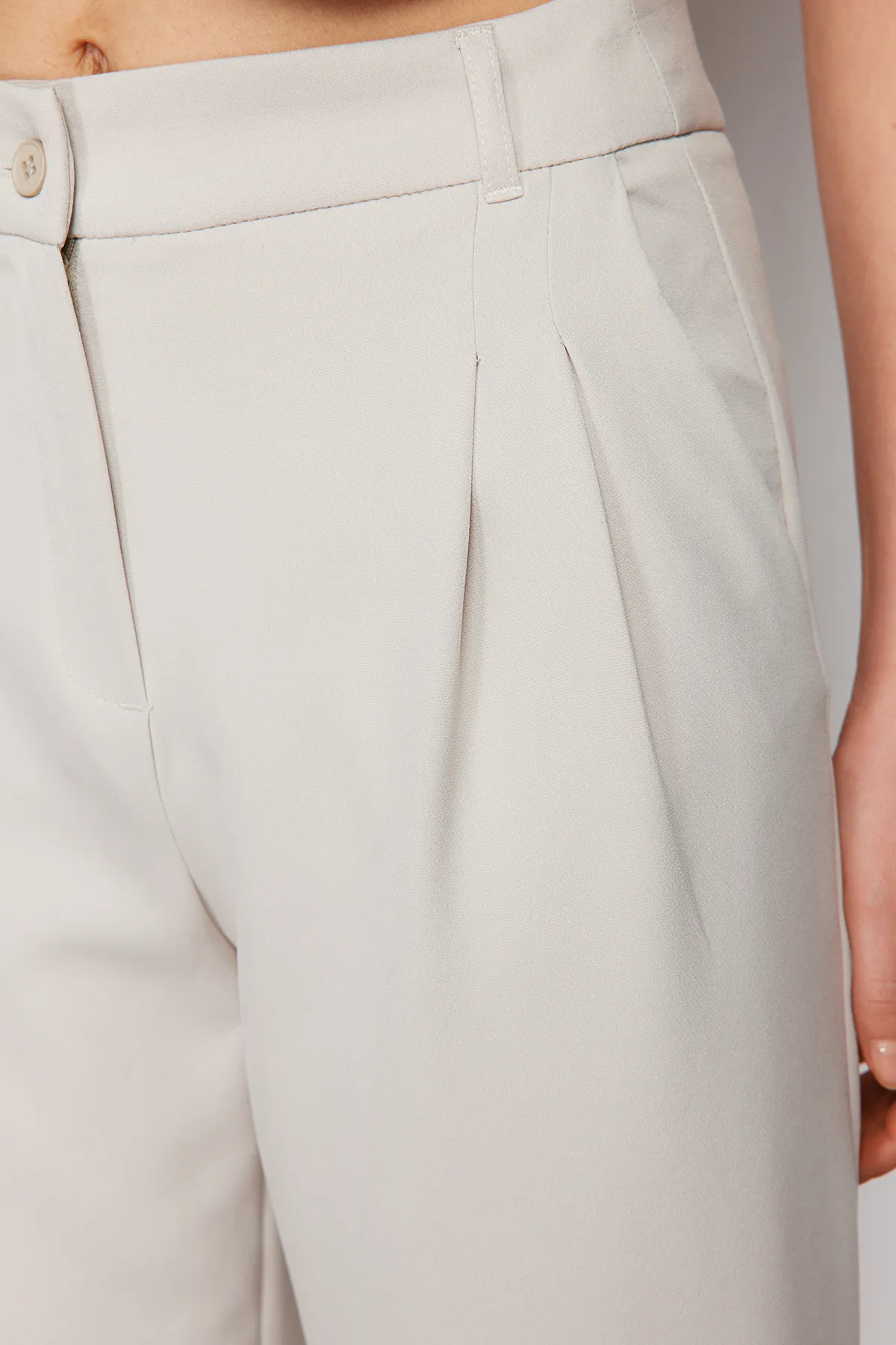 Trendyol Collection  Nerzfarbene, gewebte Hose mit hoher Taille und weitem Bein und Plissee-Muster TWOSS24PL00114