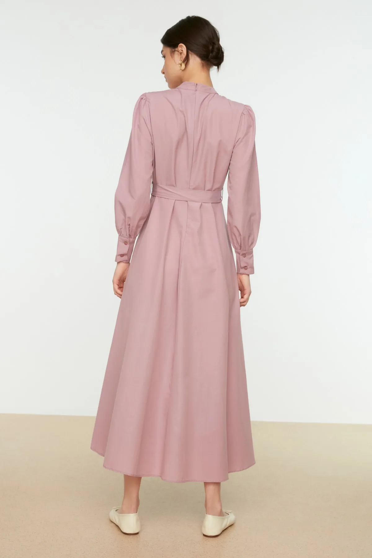 Trendyol Modest  Pflaumenfarbenes Kleid aus gewebter Baumwolle mit Stehkragen, Gürtel und breiten Manschetten TCTSS22EB0100