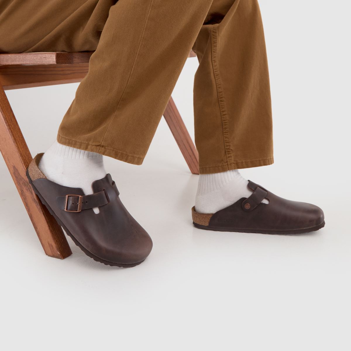 BIRKENSTOCK Boston klumpa szandál sötétbarna színben