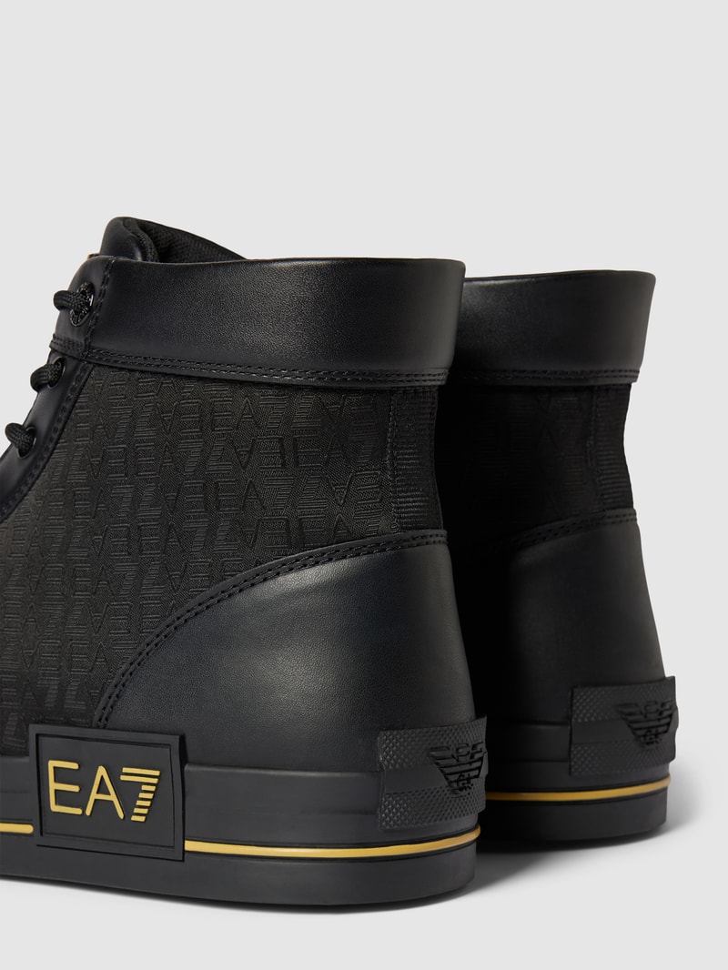 Boots mit Kontrastbesatz in schwarz
