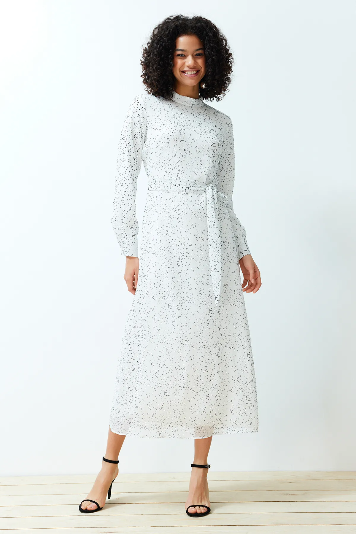 Trendyol Modest  Weißes, strukturiertes, hochwertiges, mit Polka Dots gefüttertes Webkleid TCTSS24EB00141