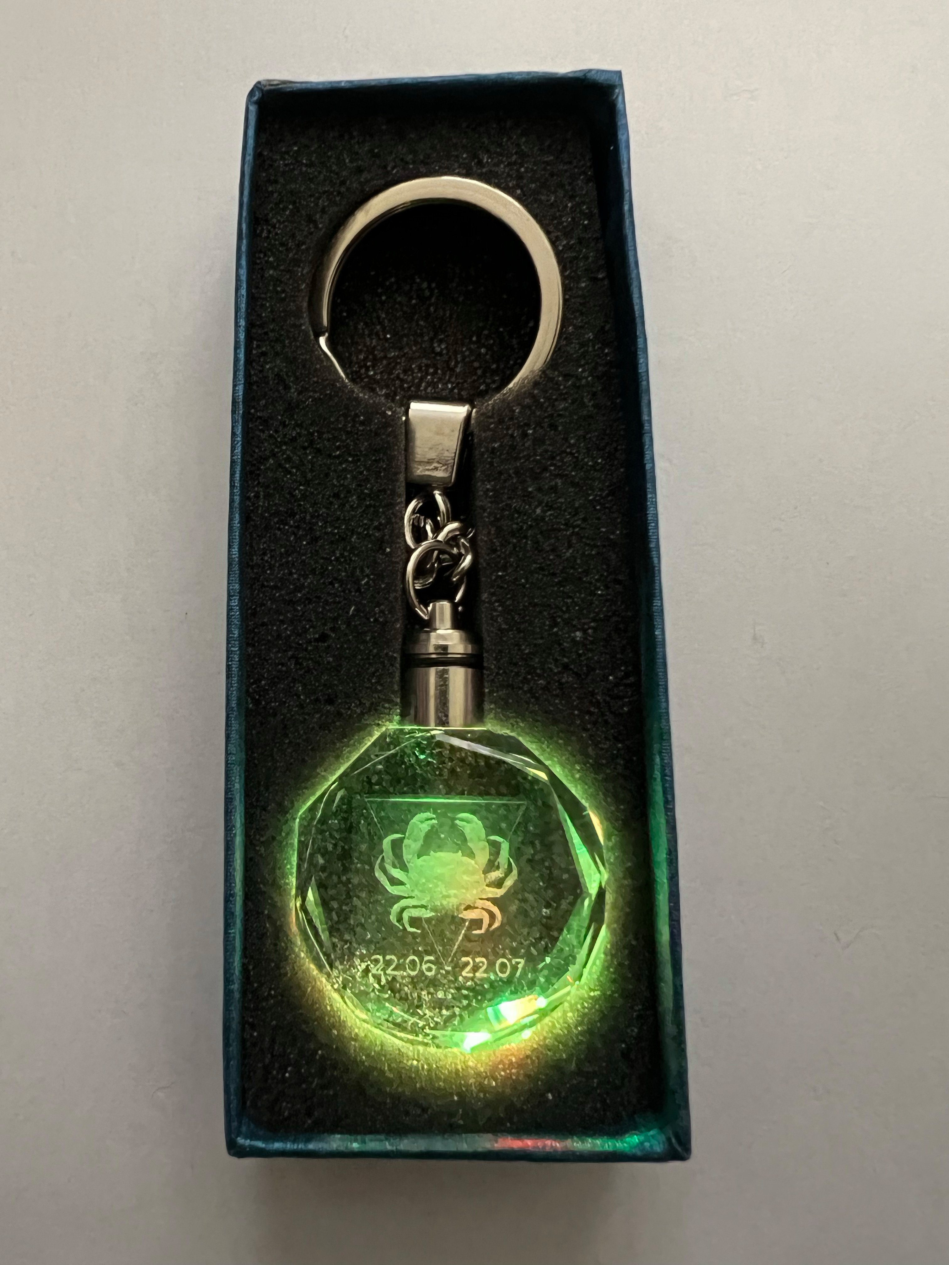 Stelby Schlüsselanhänger Krebs Sternzeichen Schlüsselanhänger LED Multicolor mit Geschenkbox