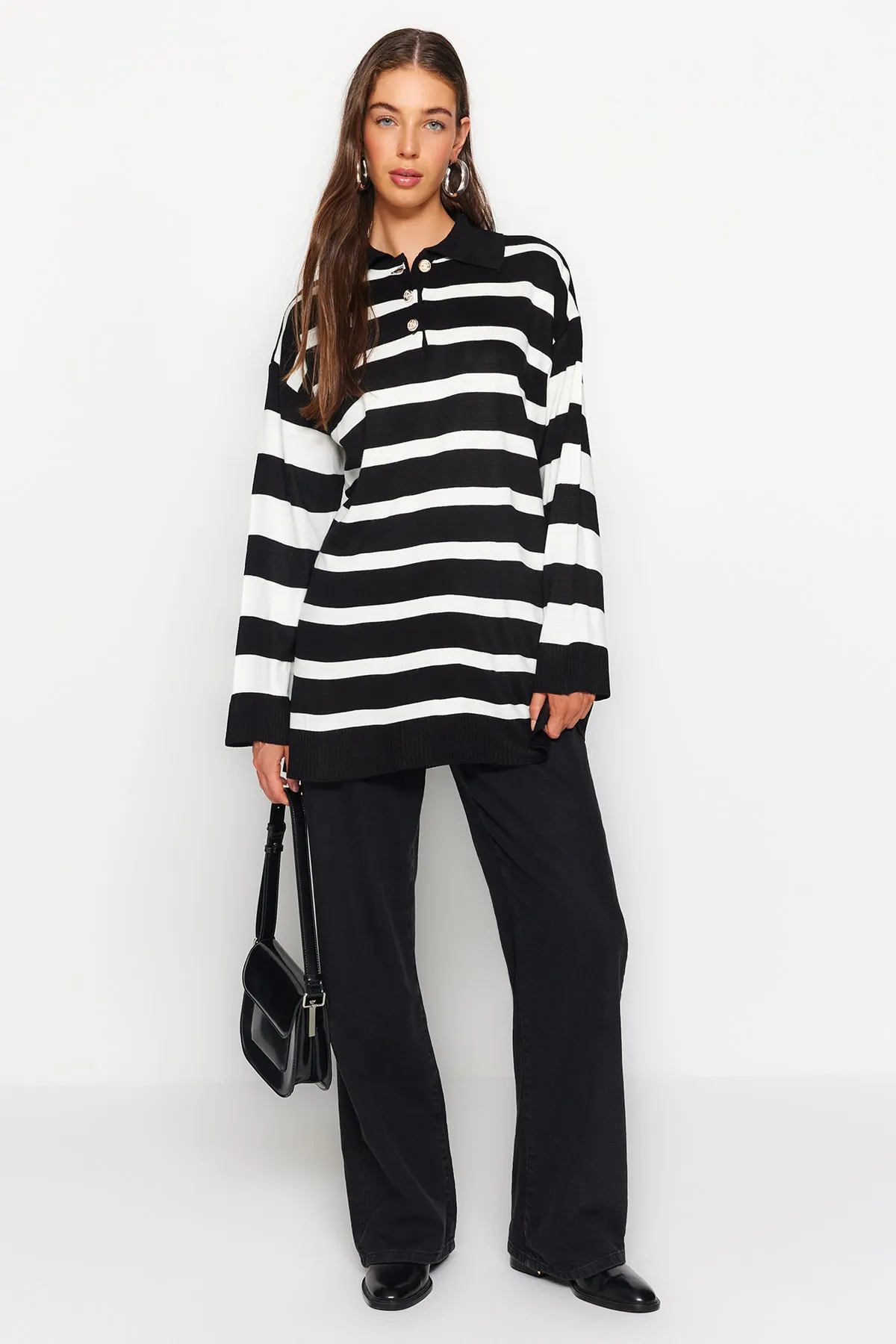 Trendyol Modest  Gestreifter Strickpullover mit Rollkragen in Schwarz und Weiß TCTAW24AK00045