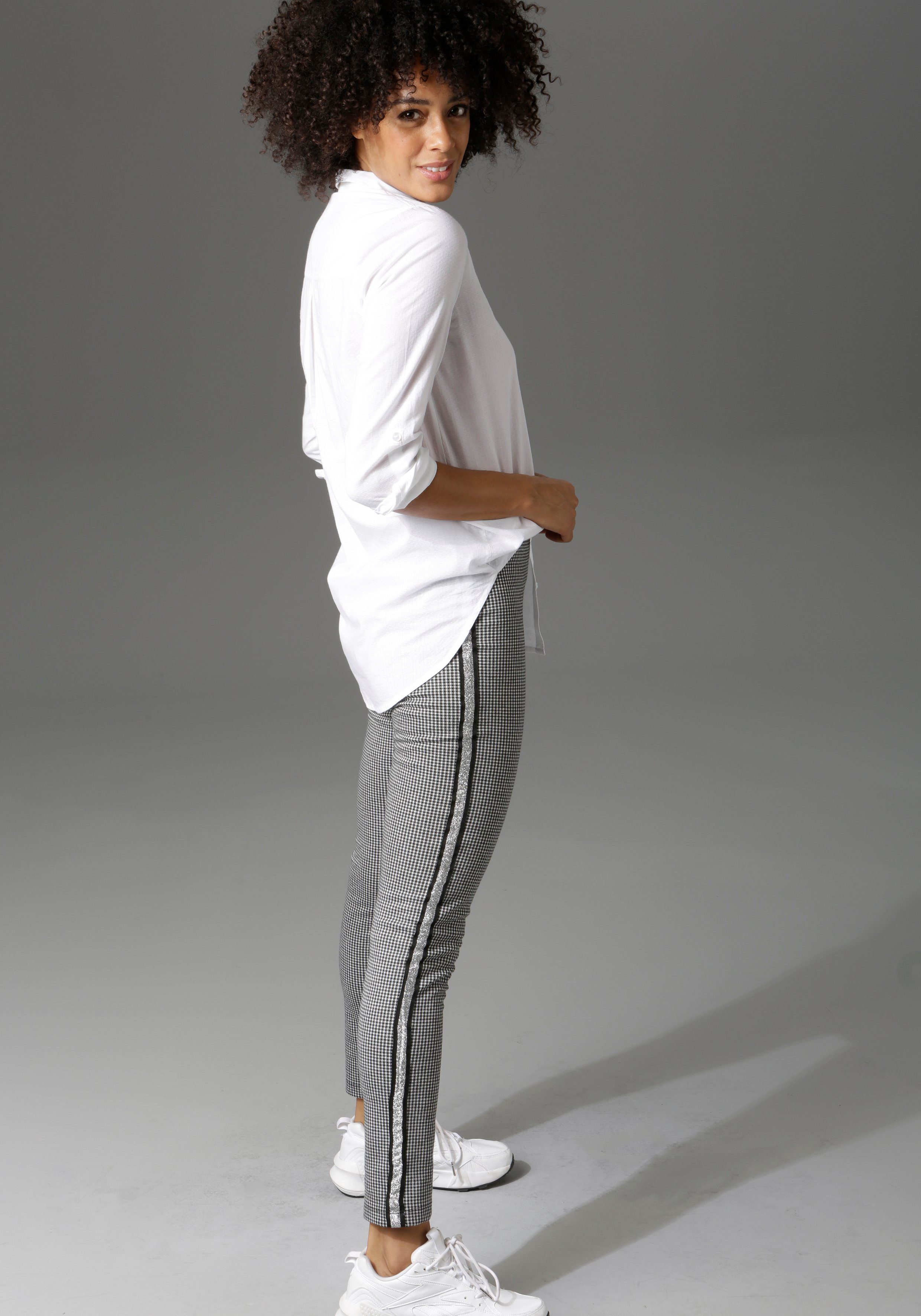 Aniston CASUAL Schlupfhose mit glitzernden Galonstreifen
