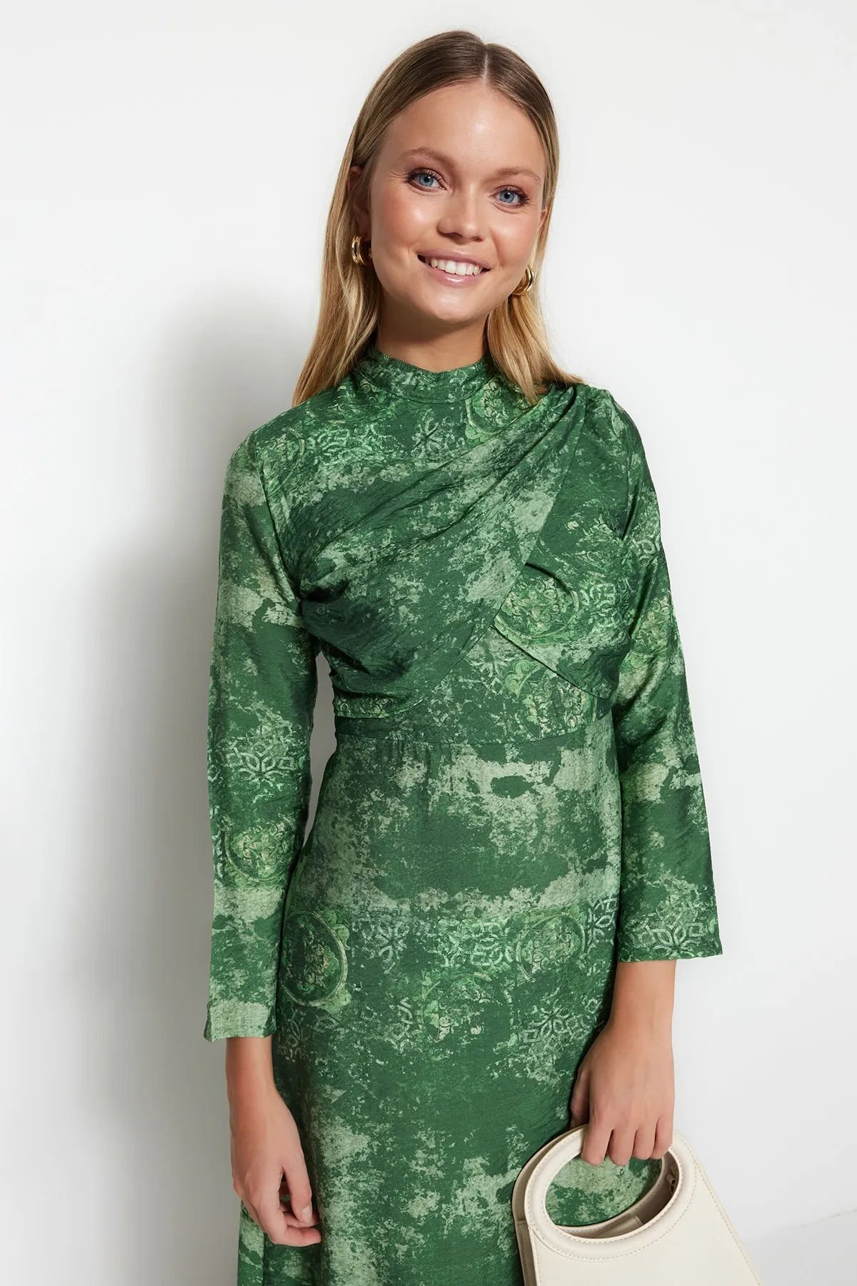 Trendyol Modest  Grünes gemustertes, zweireihiges, detailliert gewebtes Kleid mit Kragen TCTSS23EB00225
