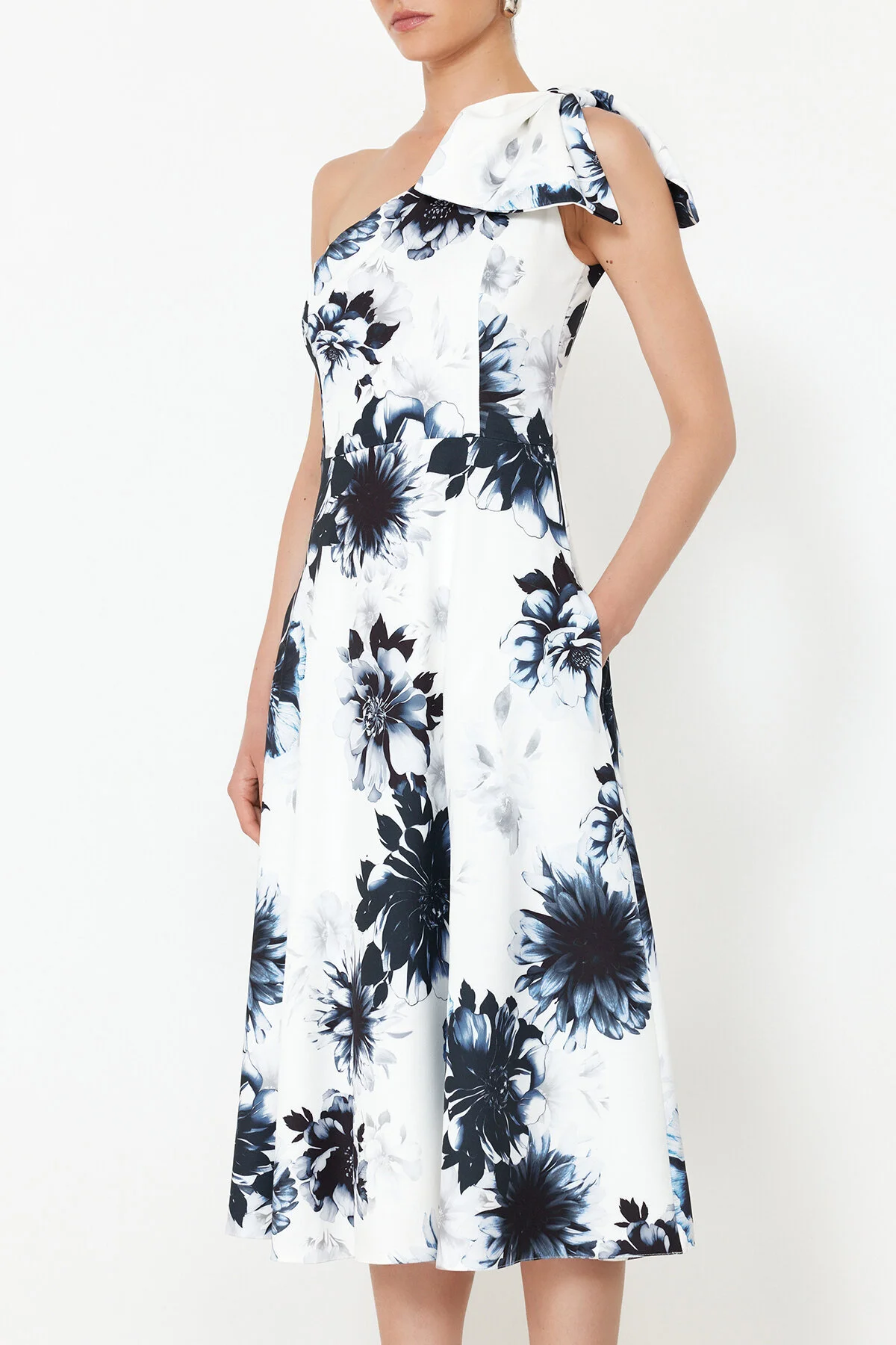 Trendyol Collection  Elegantes Abendkleid mit mehrfarbiger Schleife TPRSS24EL00105