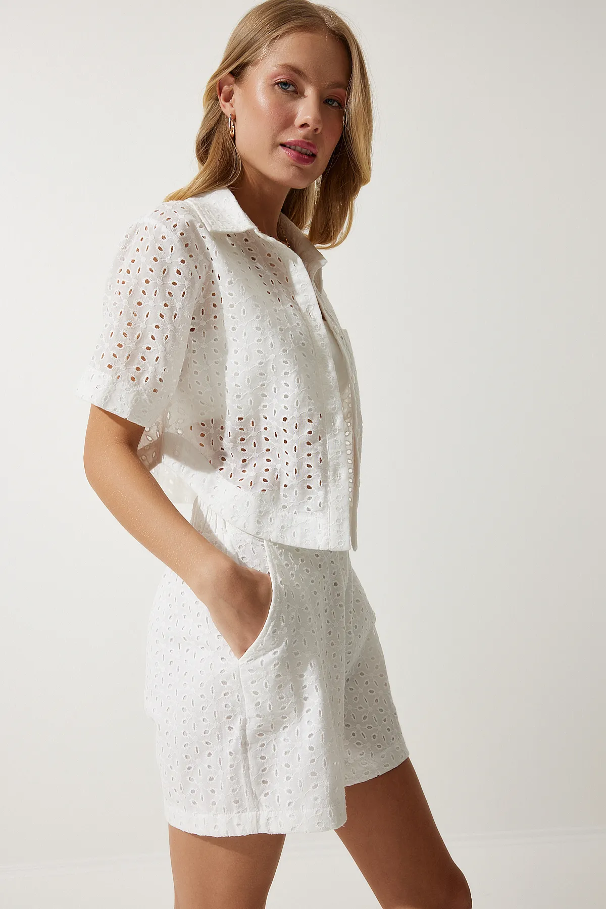 Happiness İstanbul  Weißes, stilvolles, gewebtes Hemd-Shorts-Set mit Wellenkanten für Damen TO00127
