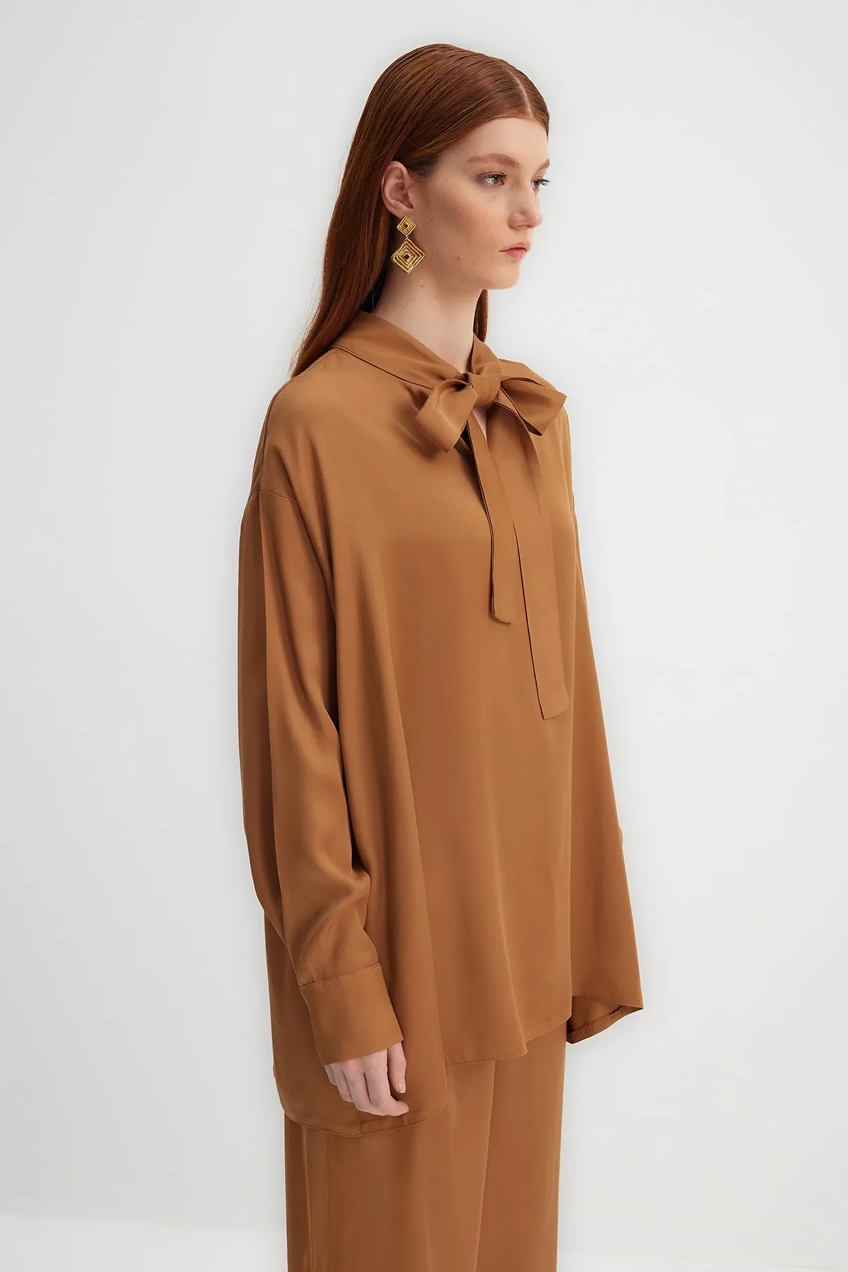 Trendyol Modest  X Kevser Sarıoglu Braunes Tunika-Hosen-Set aus Satingewebe mit Kragen und Krawatte TCLSS23US00006
