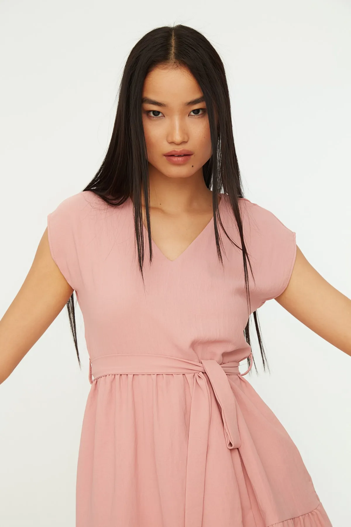 Trendyol Collection  Dusty Rose gewebtes Kleid mit Gürtel TWOSS20EL0628