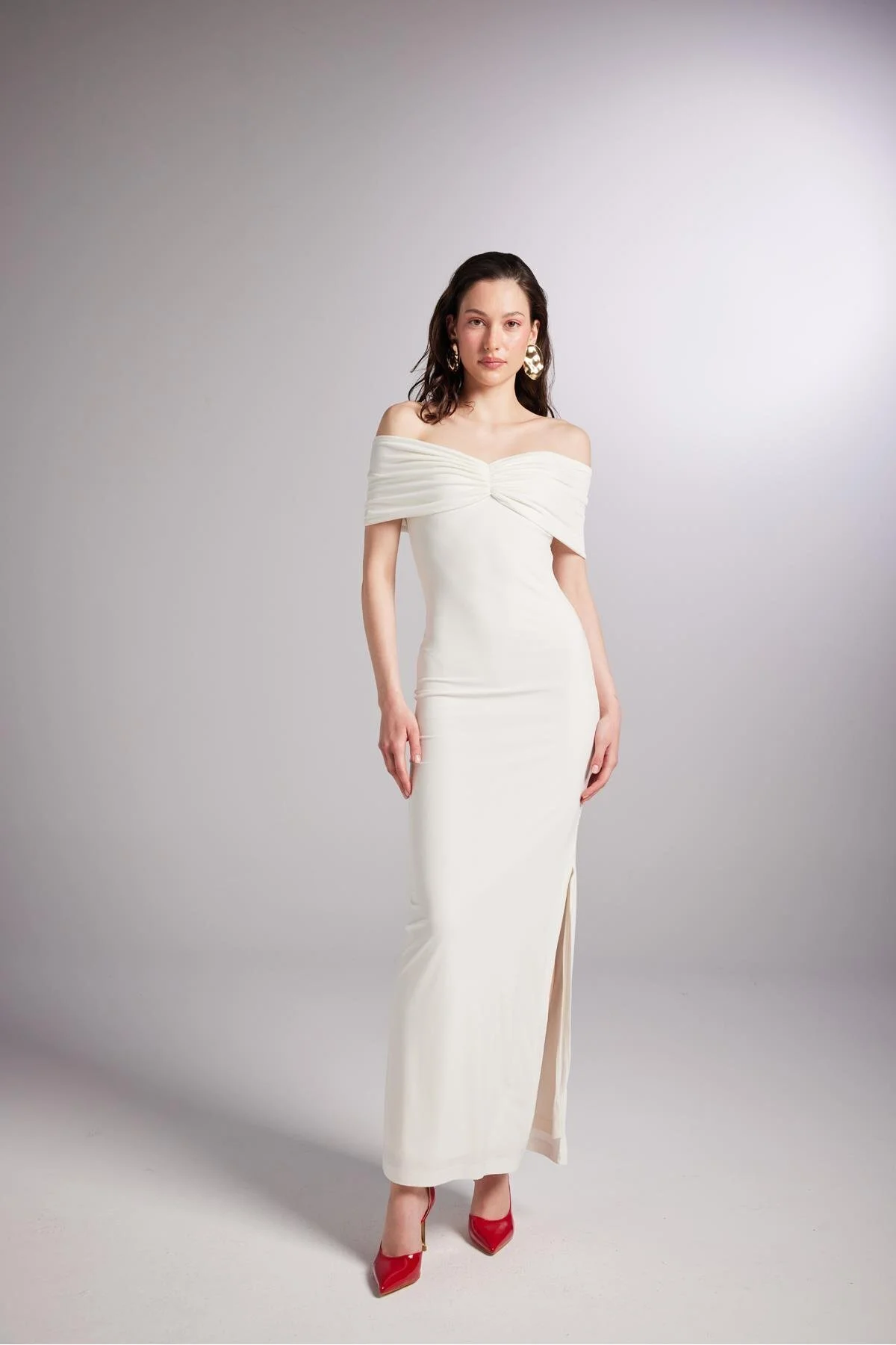 HOLLY LOLLY  Langes lilafarbenes Kleid mit Madonna-Kragen und Schlitz in Weiß