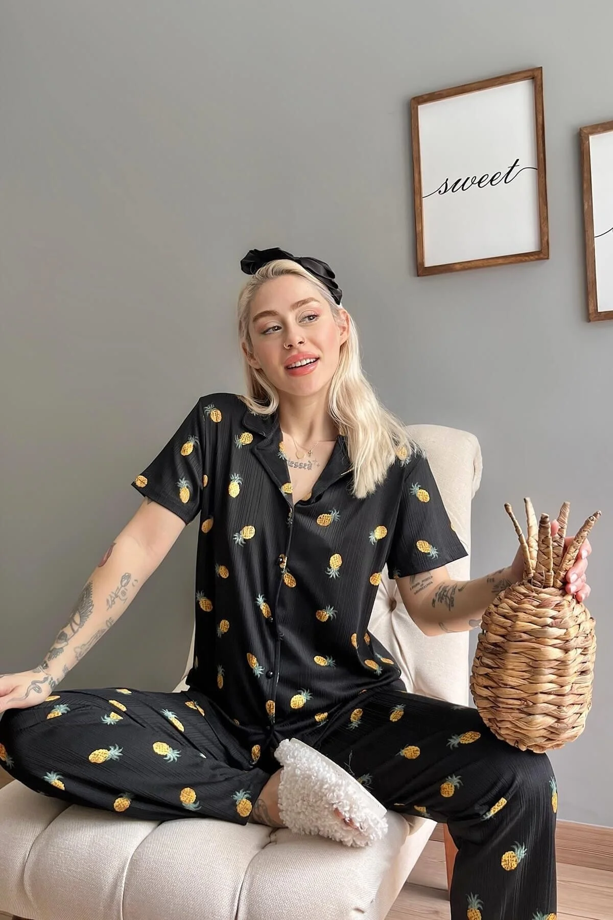 Pijamaevi  Kurzarm-Damenpyjama mit Ananasmuster und gestrickter Vorderseite mit Knöpfen