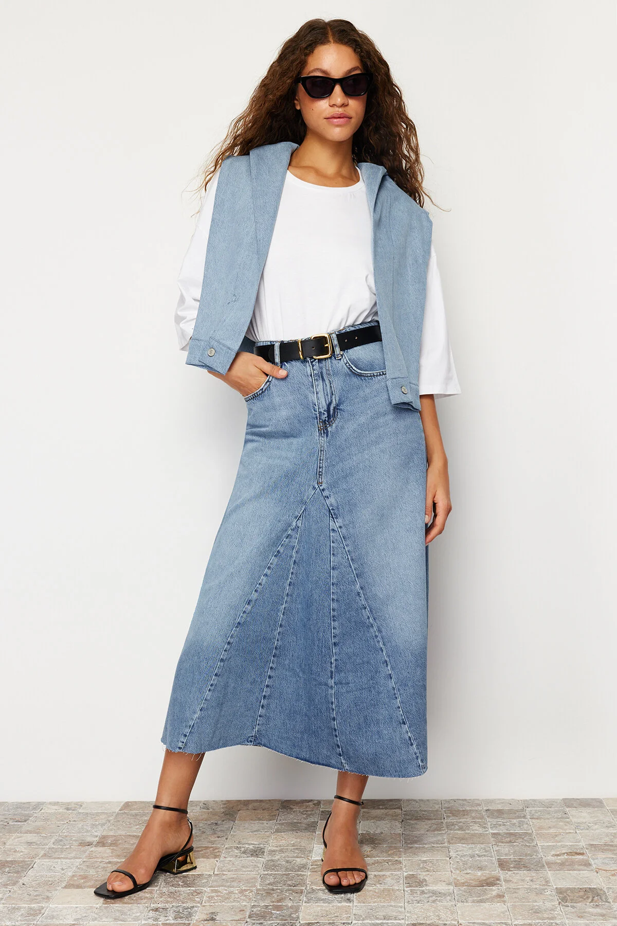 Trendyol Collection  Blauer Volant-Näh-detaillierter Maxi-Jeansrock mit hoher Taille TWOSS24ET00012