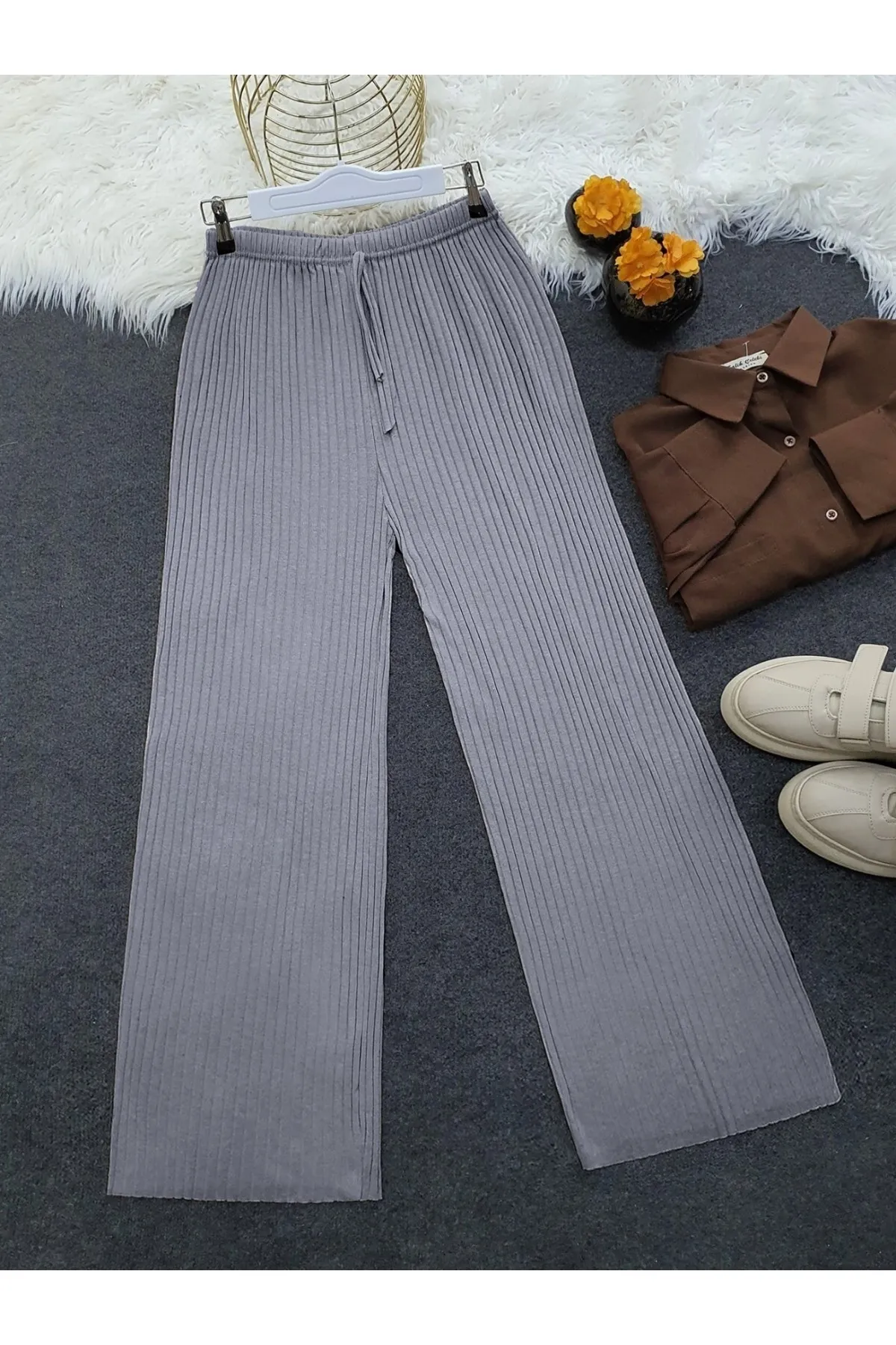 Modamorfo  Lockere, gerippte Hose mit Spitzendetail